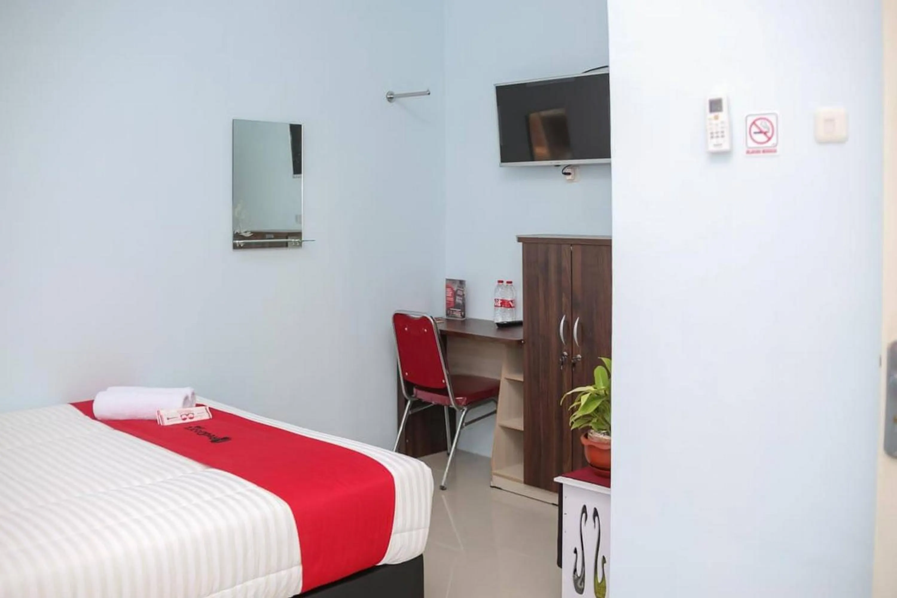 Bedroom, Bed in RedDoorz Syariah near Suncity Mall Madiun