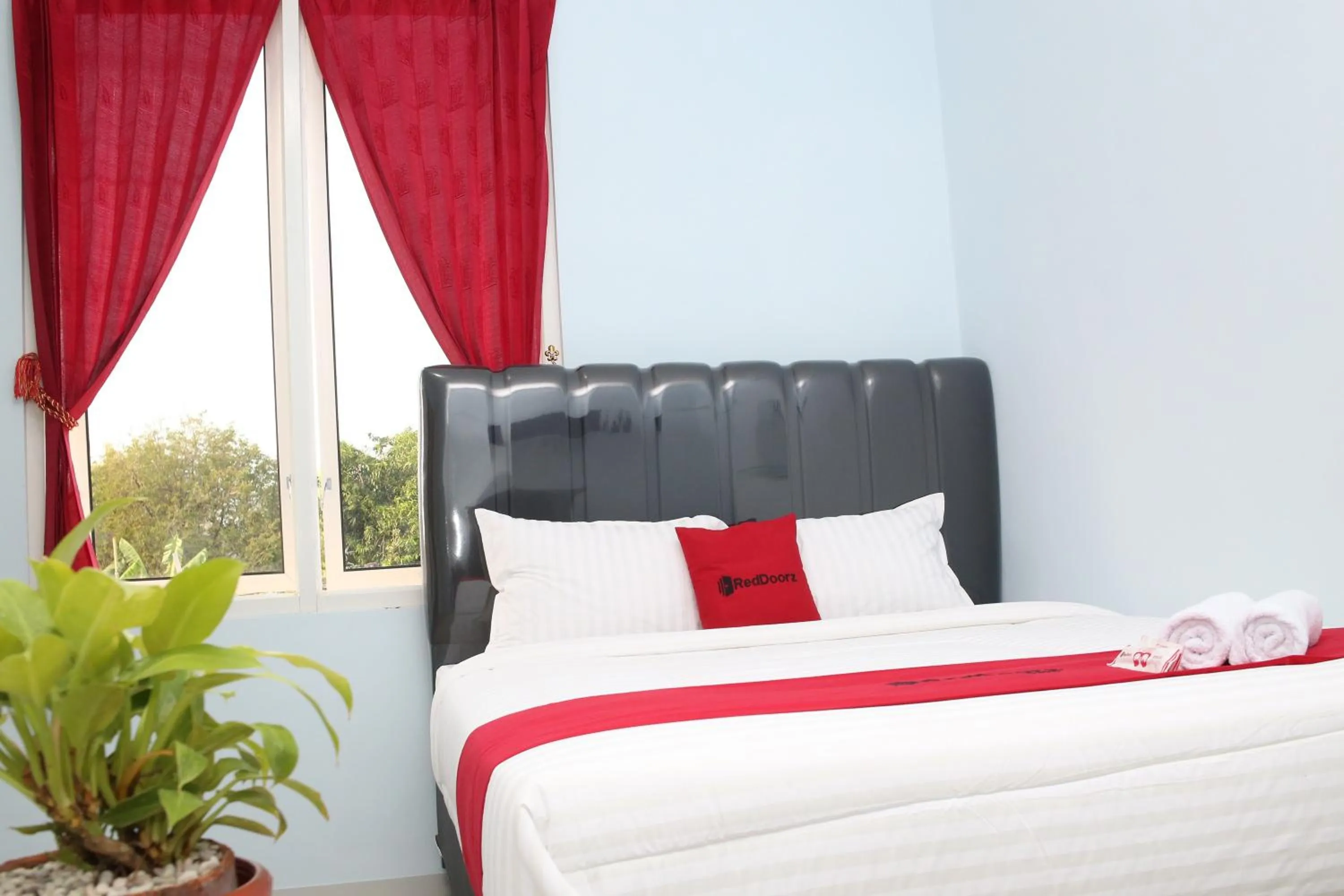 Bed in RedDoorz Syariah near Suncity Mall Madiun