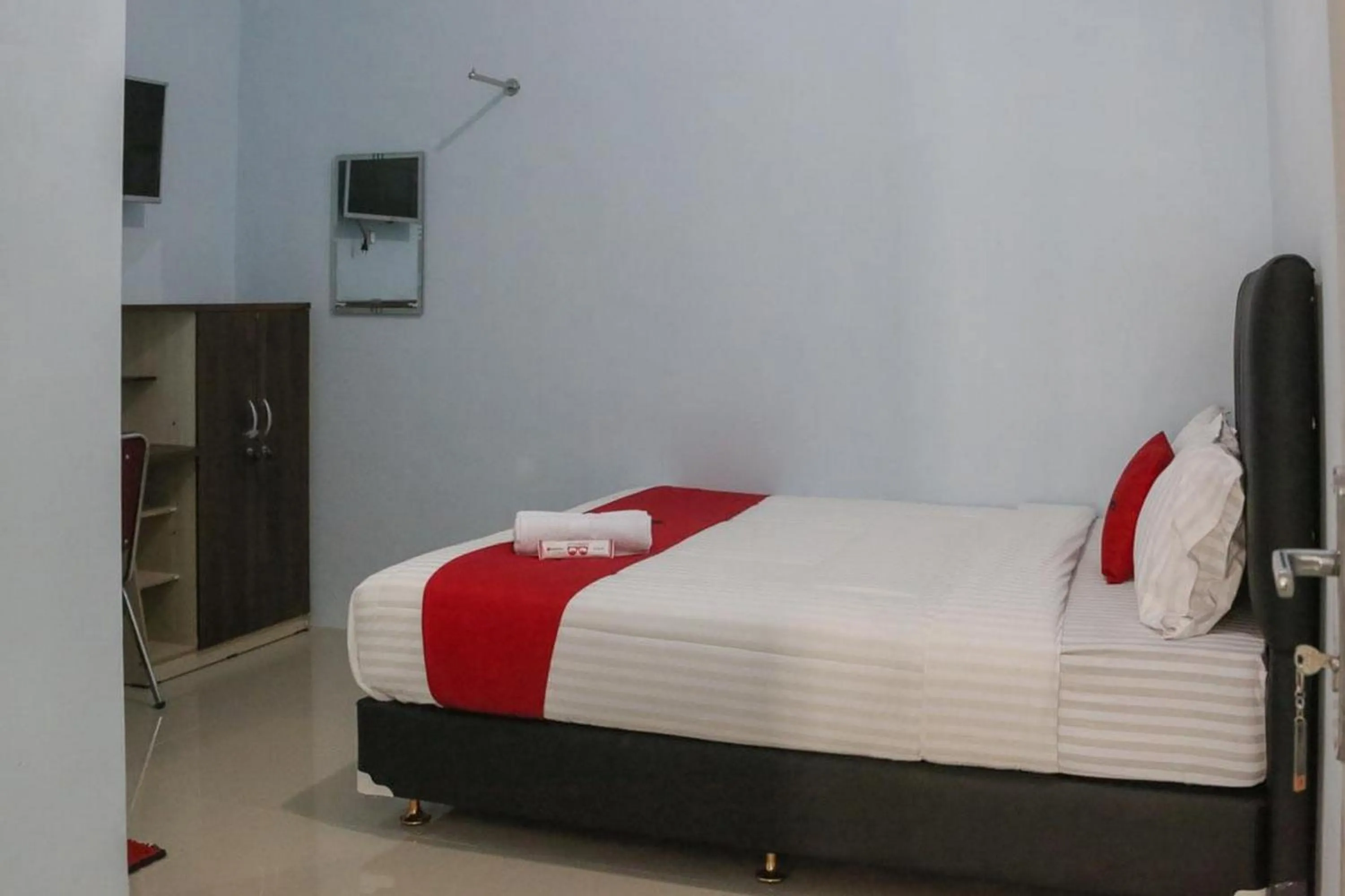 Bedroom, Bed in RedDoorz Syariah near Suncity Mall Madiun