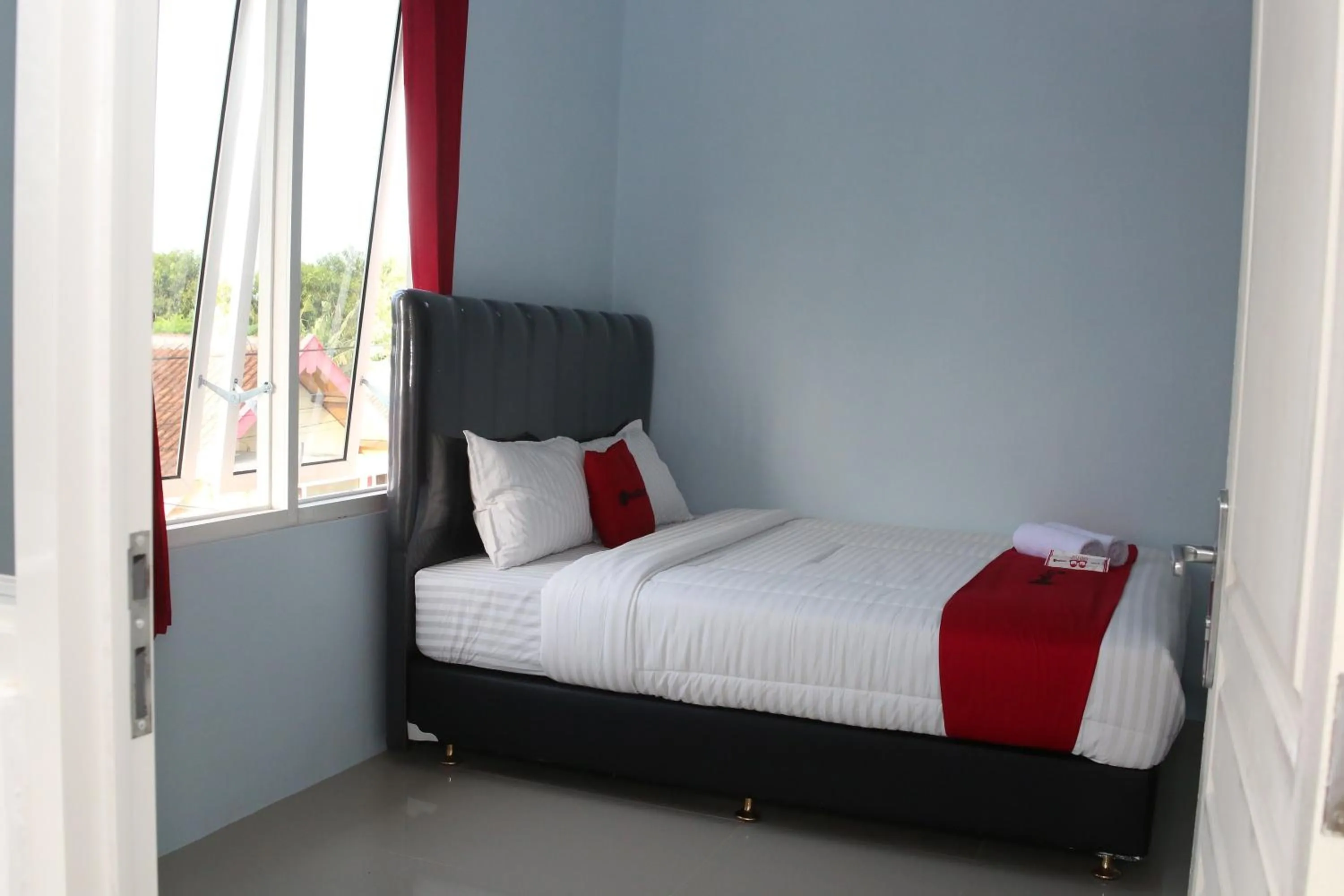Bed in RedDoorz Syariah near Suncity Mall Madiun