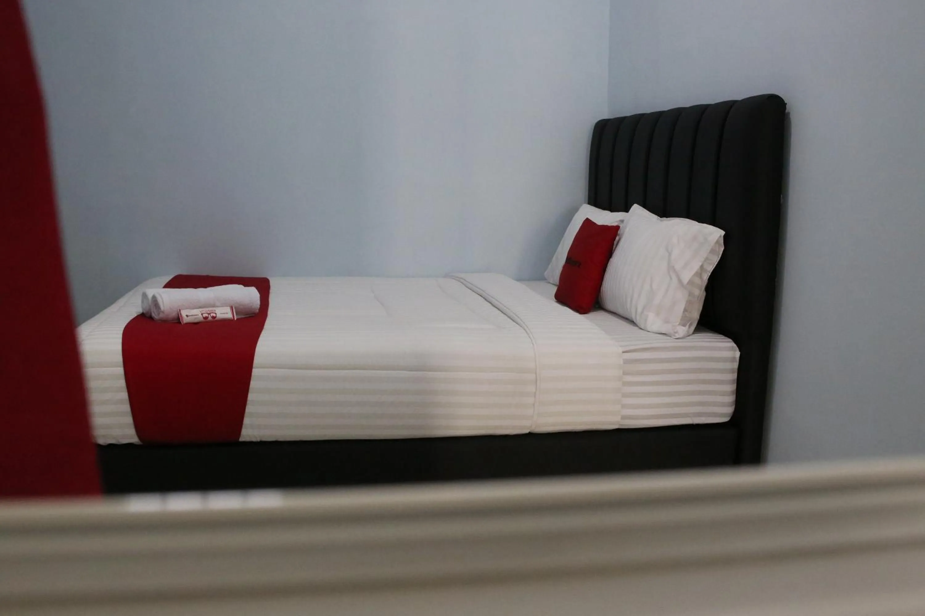 Bed in RedDoorz Syariah near Suncity Mall Madiun