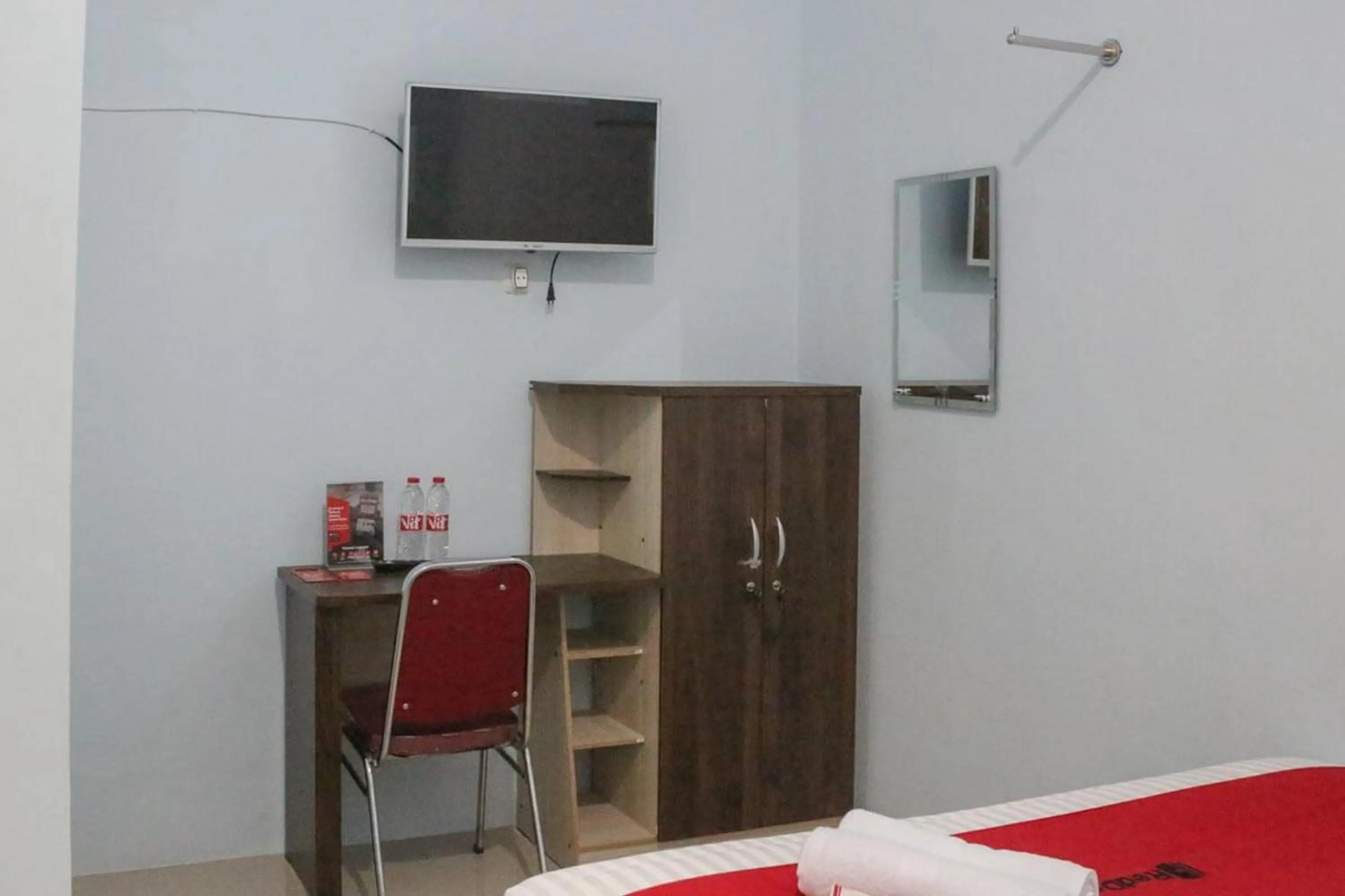 TV and multimedia, Bed in RedDoorz Syariah near Suncity Mall Madiun