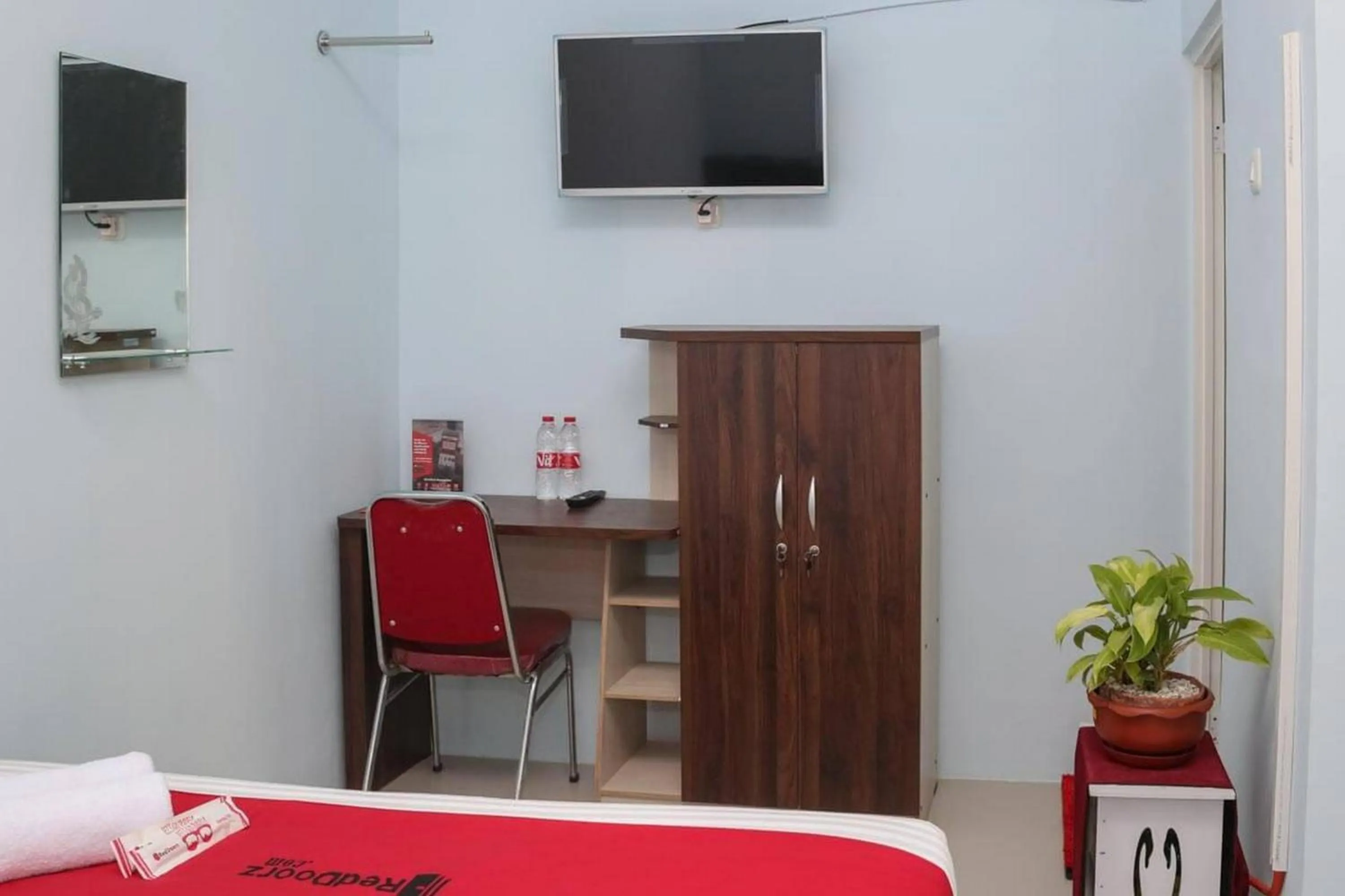 Bedroom, Bed in RedDoorz Syariah near Suncity Mall Madiun