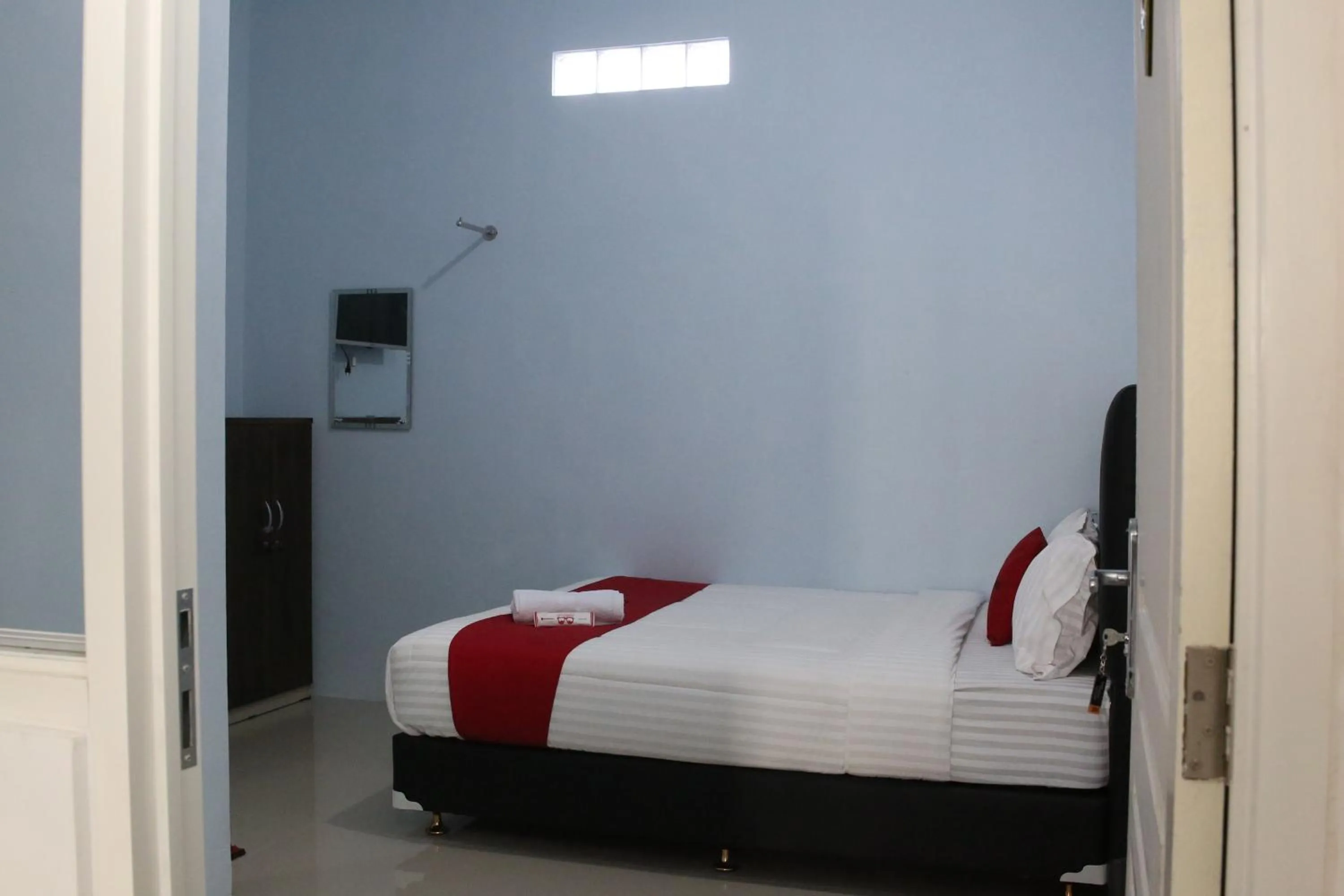 Bed in RedDoorz Syariah near Suncity Mall Madiun