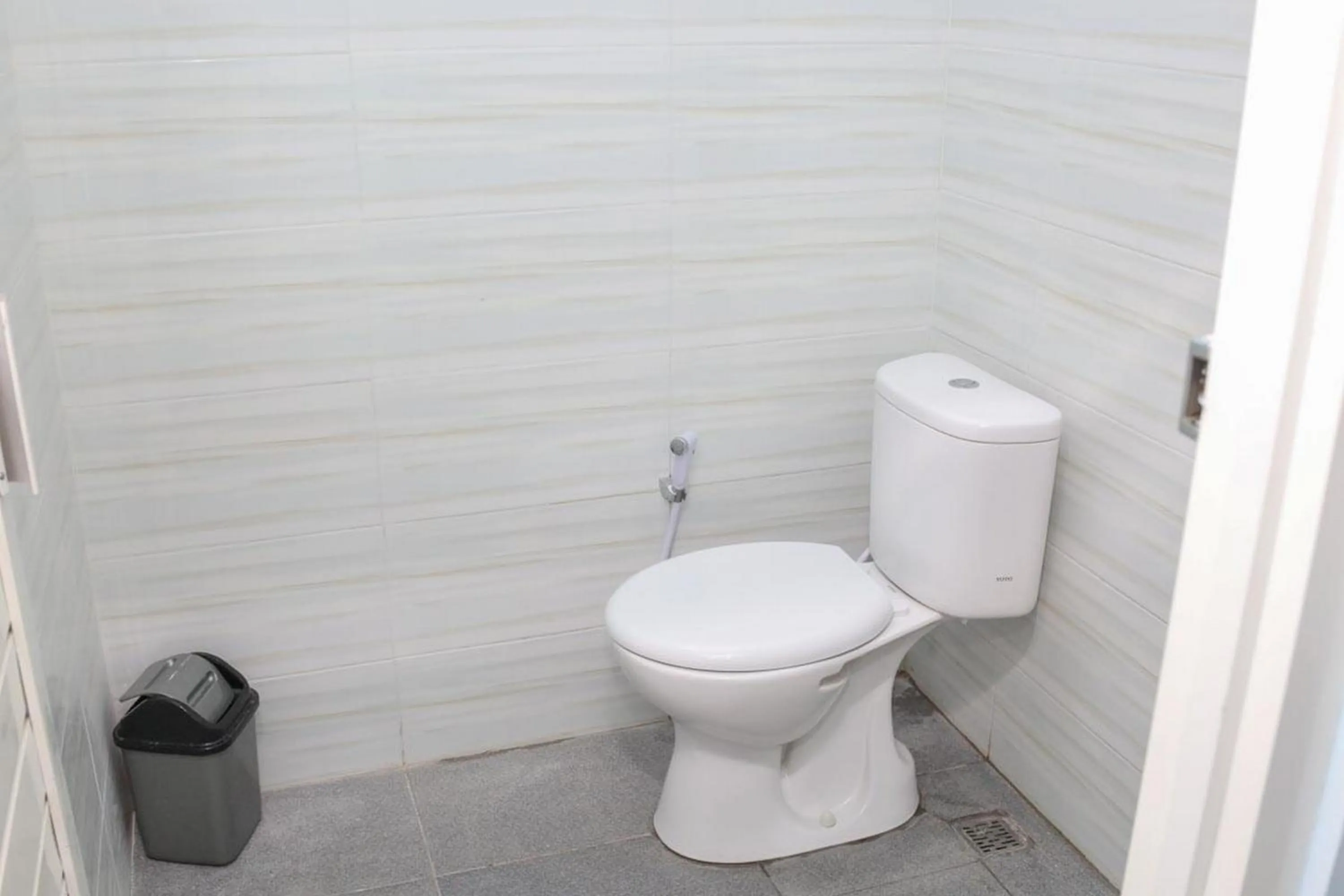 Bathroom in RedDoorz Syariah near Suncity Mall Madiun