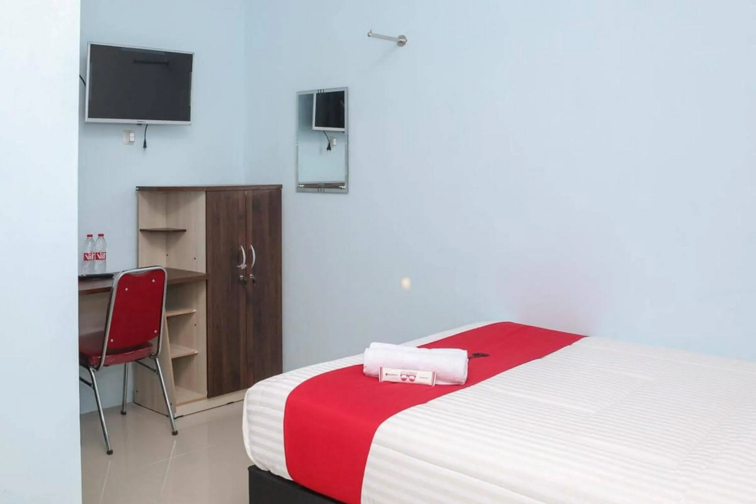 Bedroom, Bed in RedDoorz Syariah near Suncity Mall Madiun