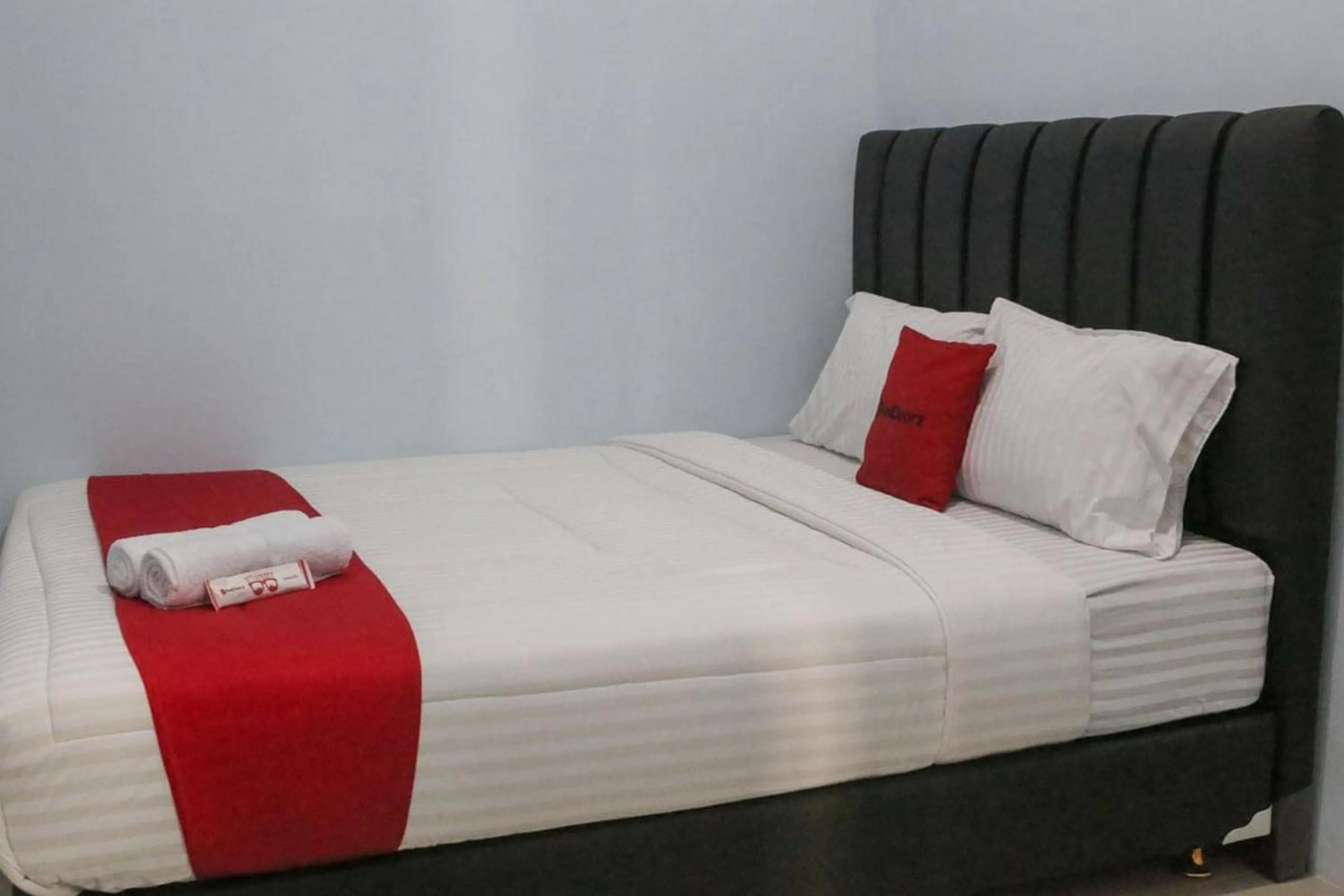 Bedroom, Bed in RedDoorz Syariah near Suncity Mall Madiun