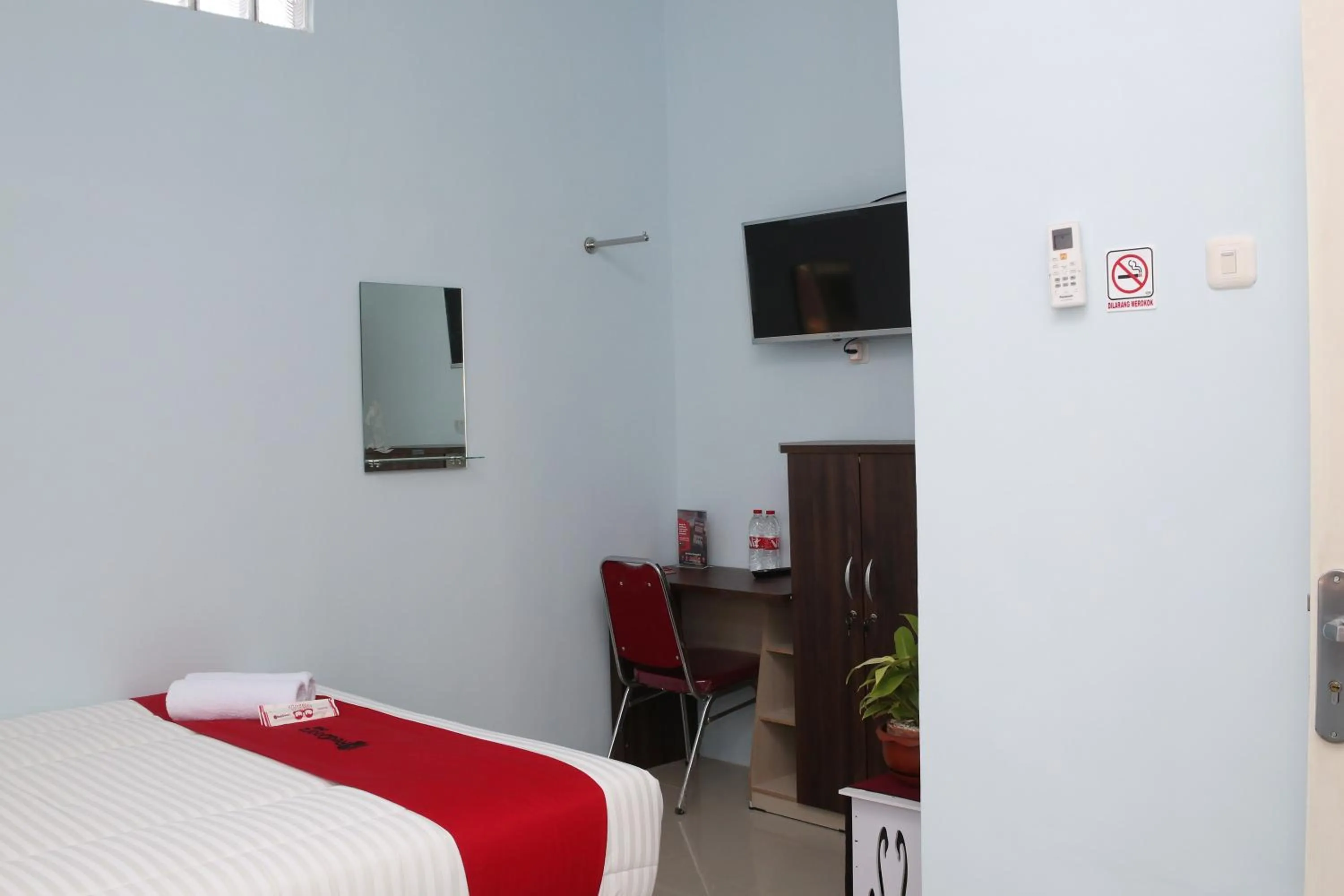 Bed in RedDoorz Syariah near Suncity Mall Madiun