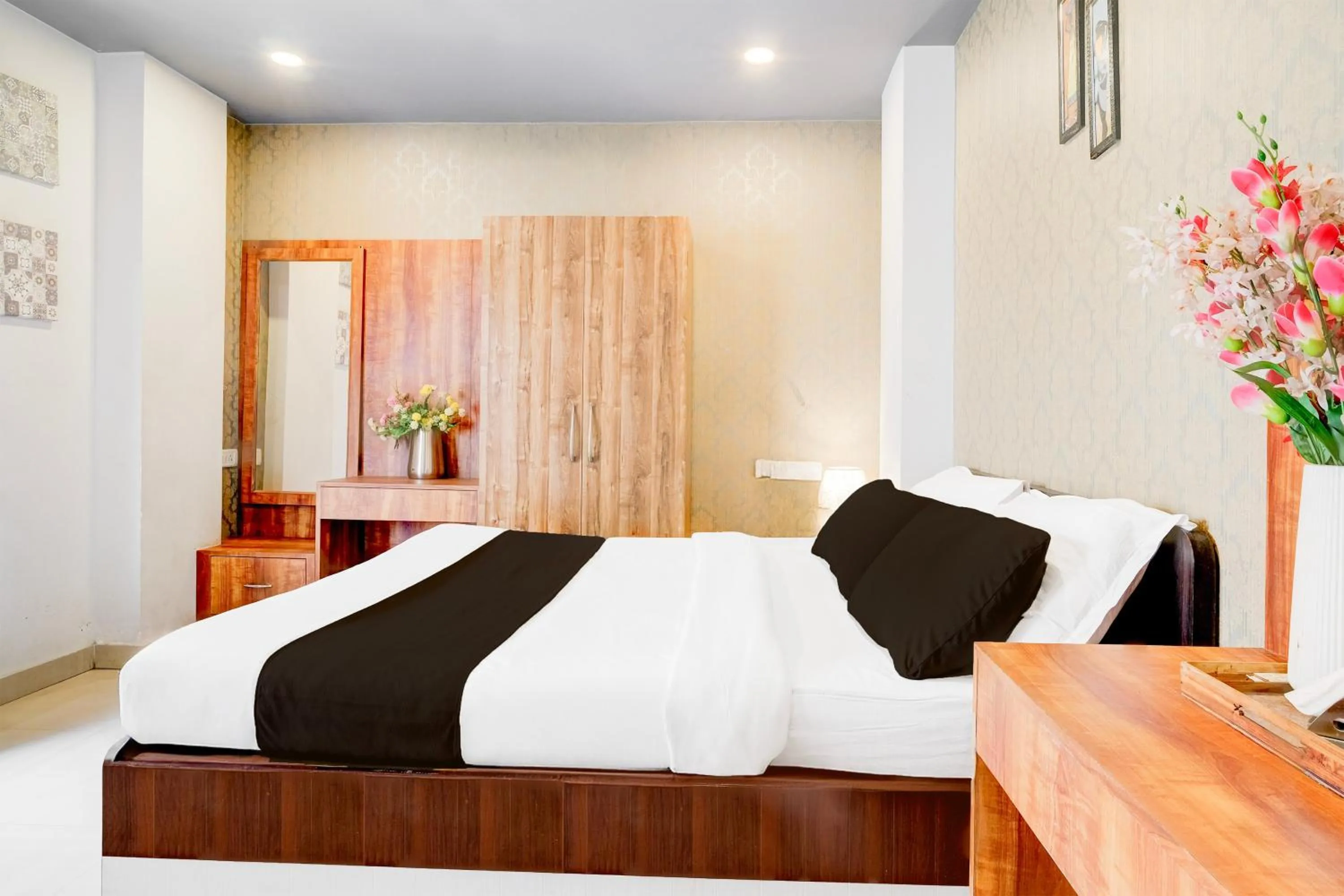 Bedroom, Bed in Super Townhouse Beltola Tiniali Formerly Hotel Pratishtha