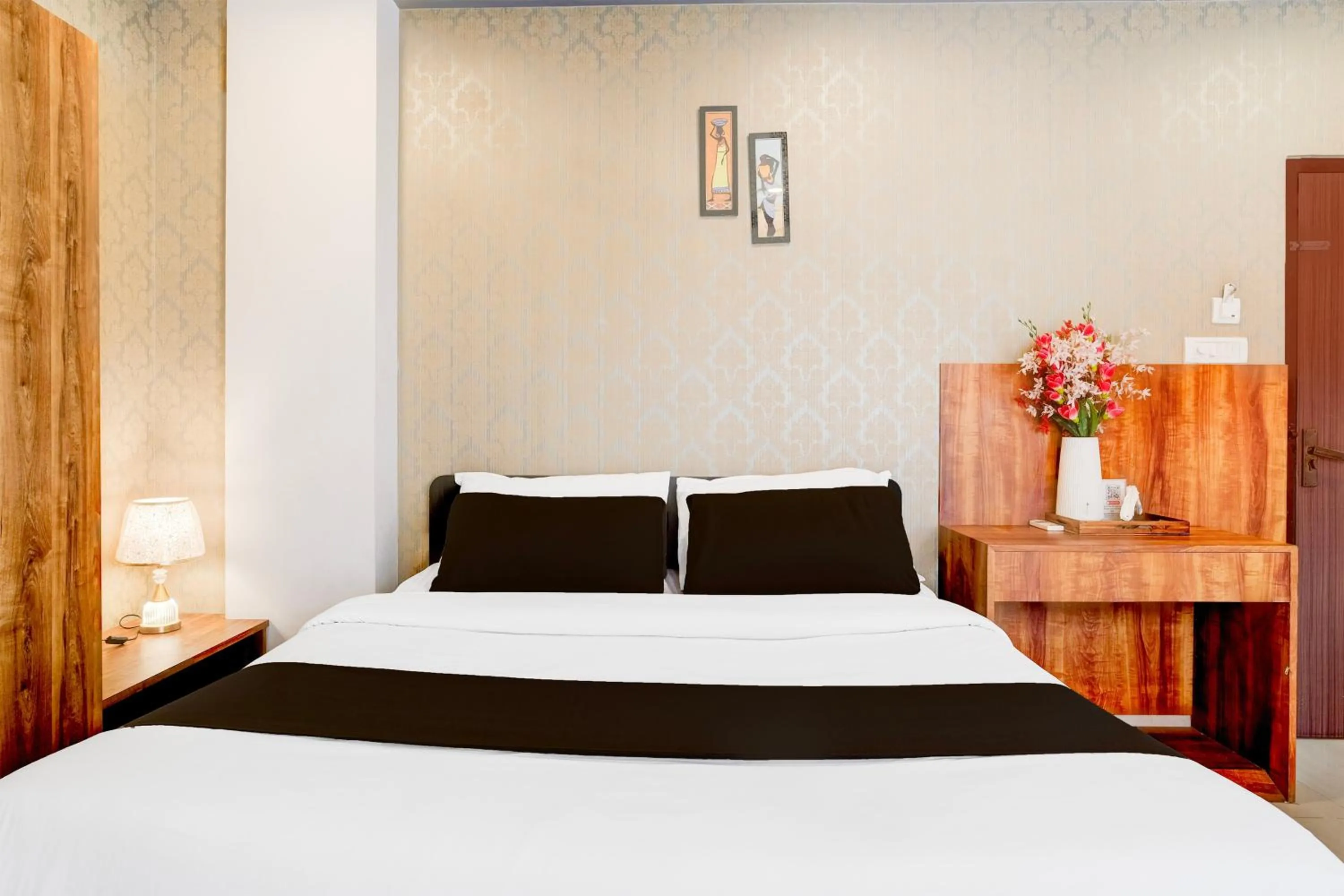 Bedroom, Bed in Super Townhouse Beltola Tiniali Formerly Hotel Pratishtha
