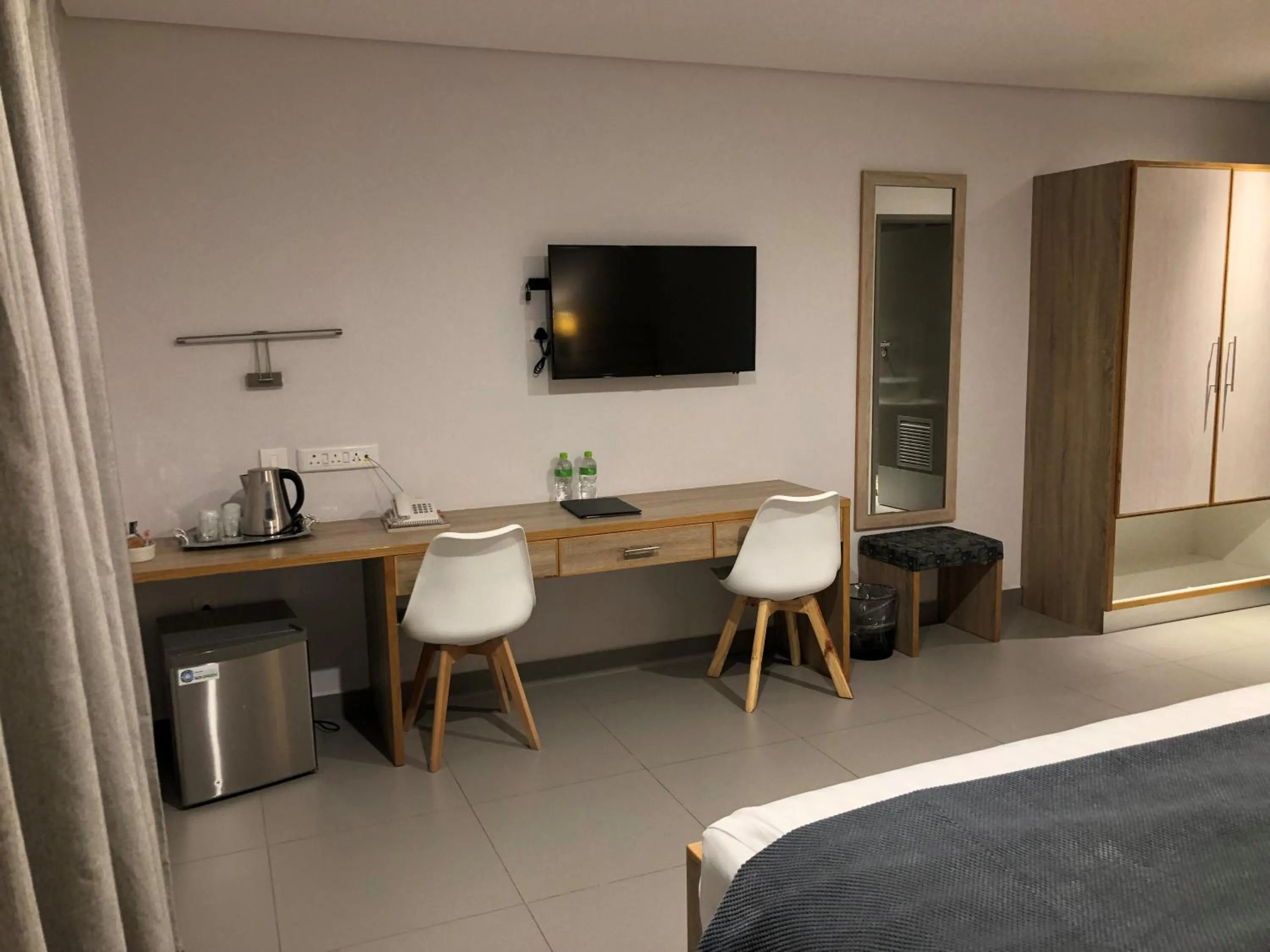 Bedroom, Bed in Travelodge