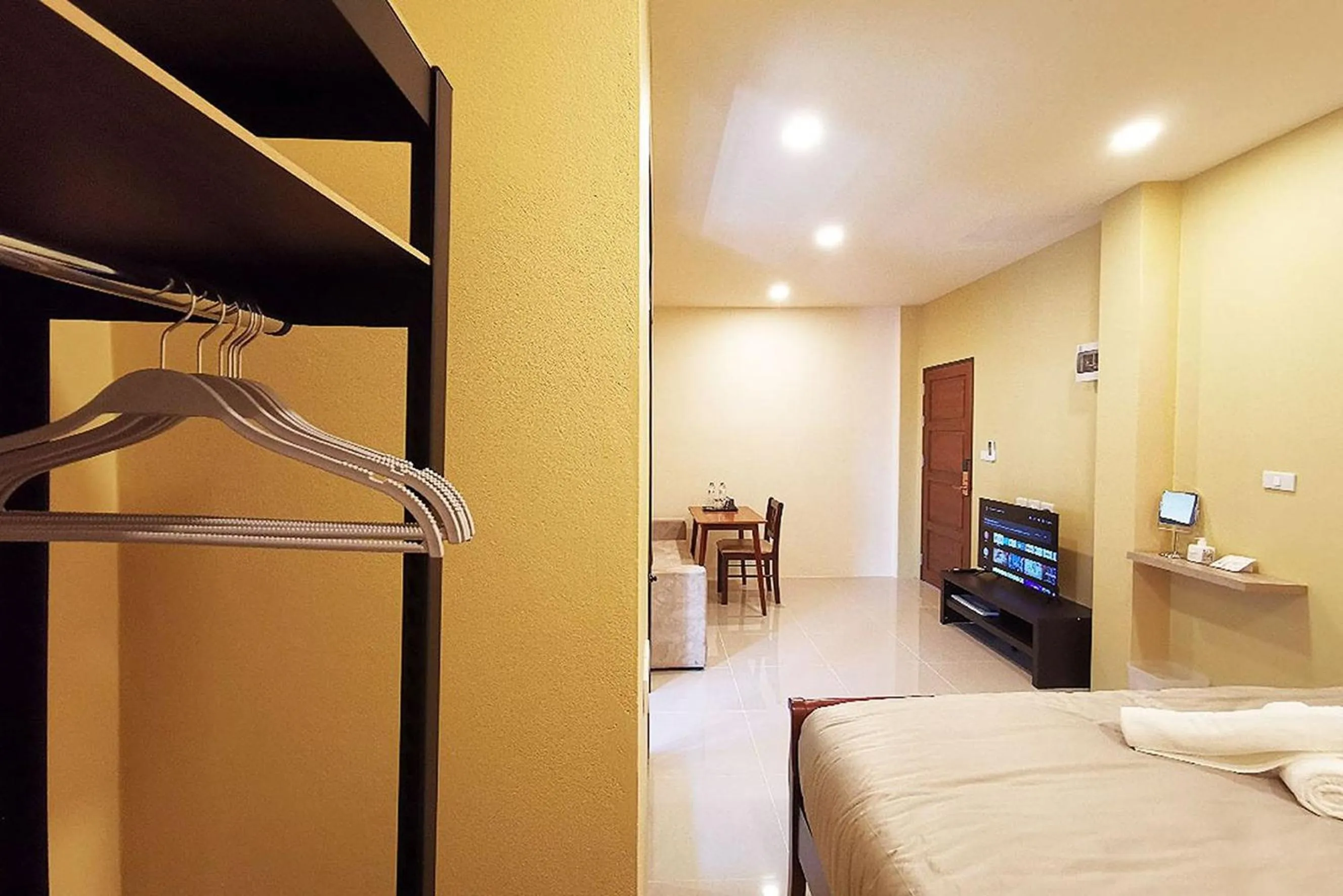 Property building, Bed in The Middle Town SHA