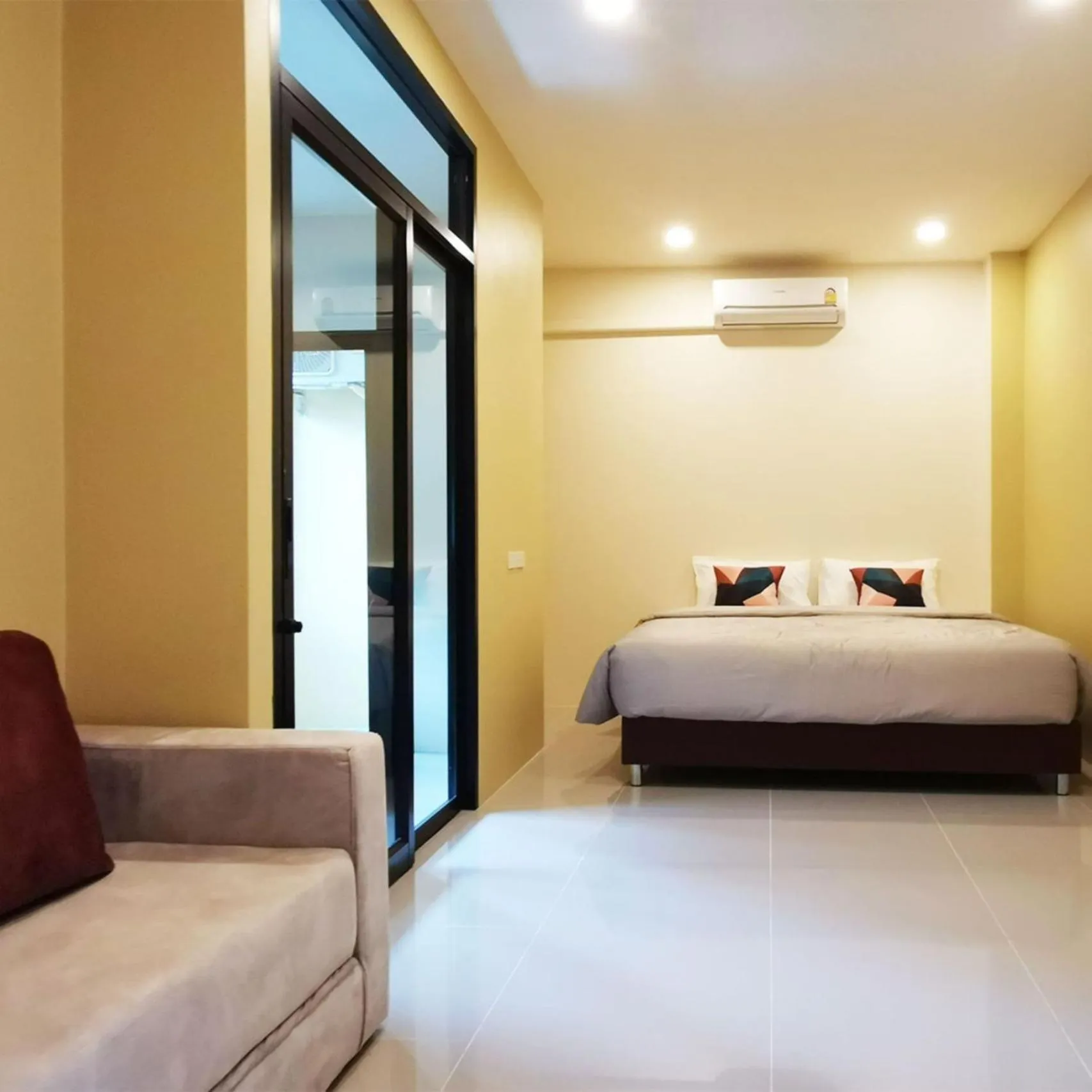 Photo of the whole room, Bed in The Middle Town SHA