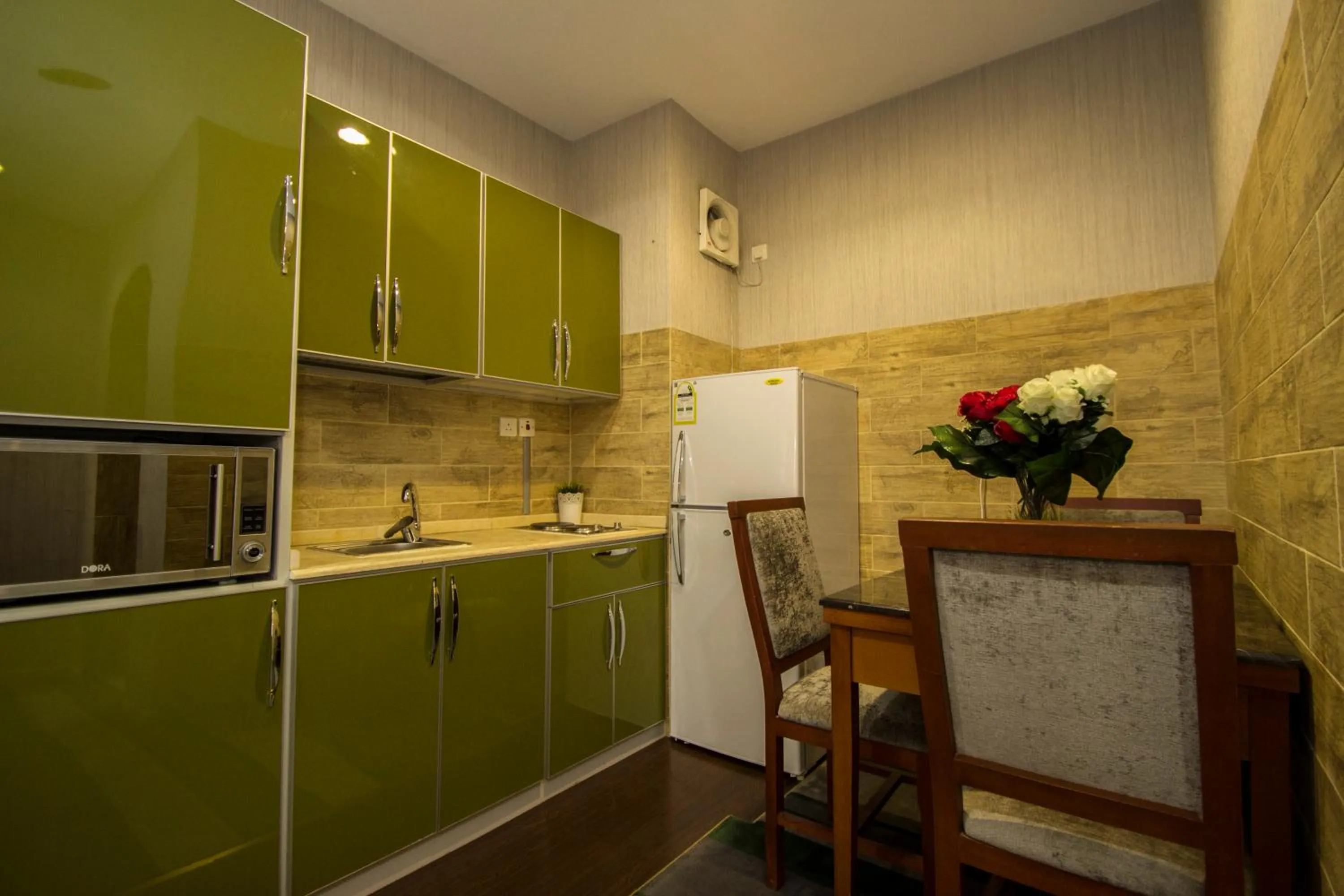 Kitchen or kitchenette in شاطيء الحياة للشقق المخدومة