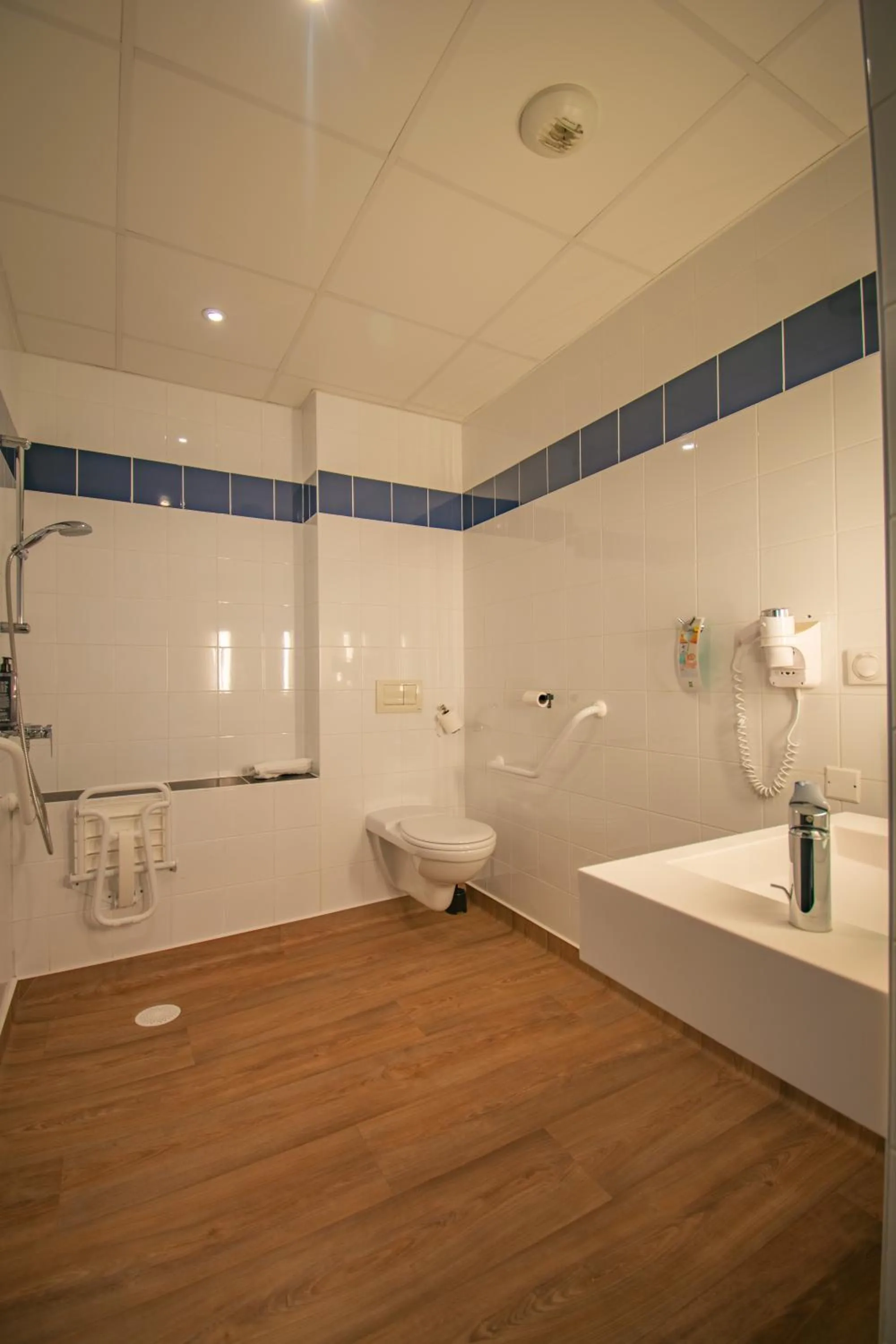 Shower in Ibis Styles Toulouse Blagnac Aéroport