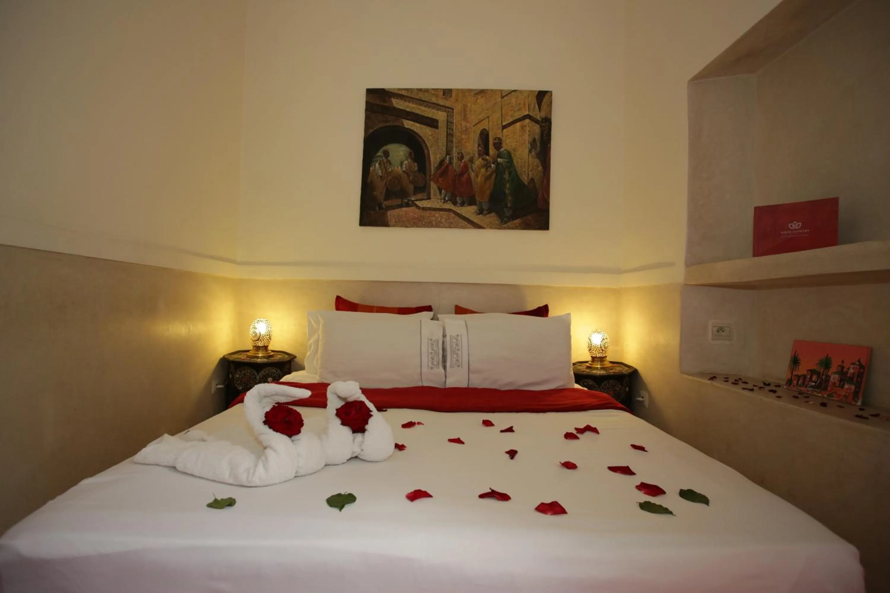 Bed in Riad white flowers