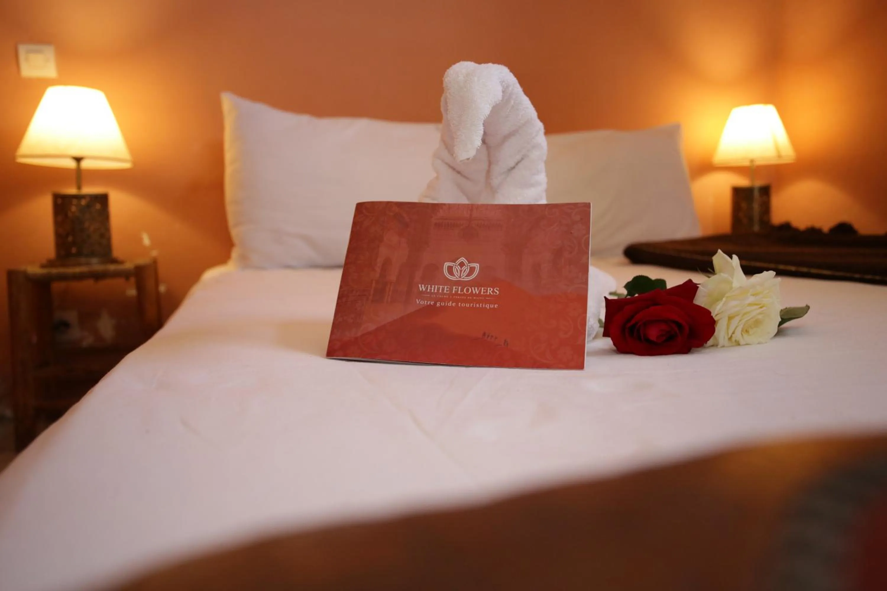 Bed in Riad white flowers