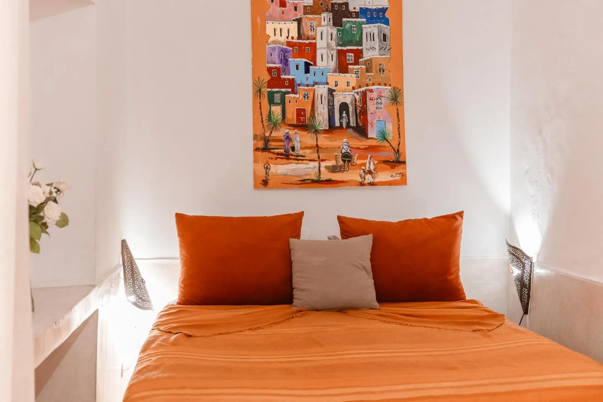 Bed in Riad white flowers