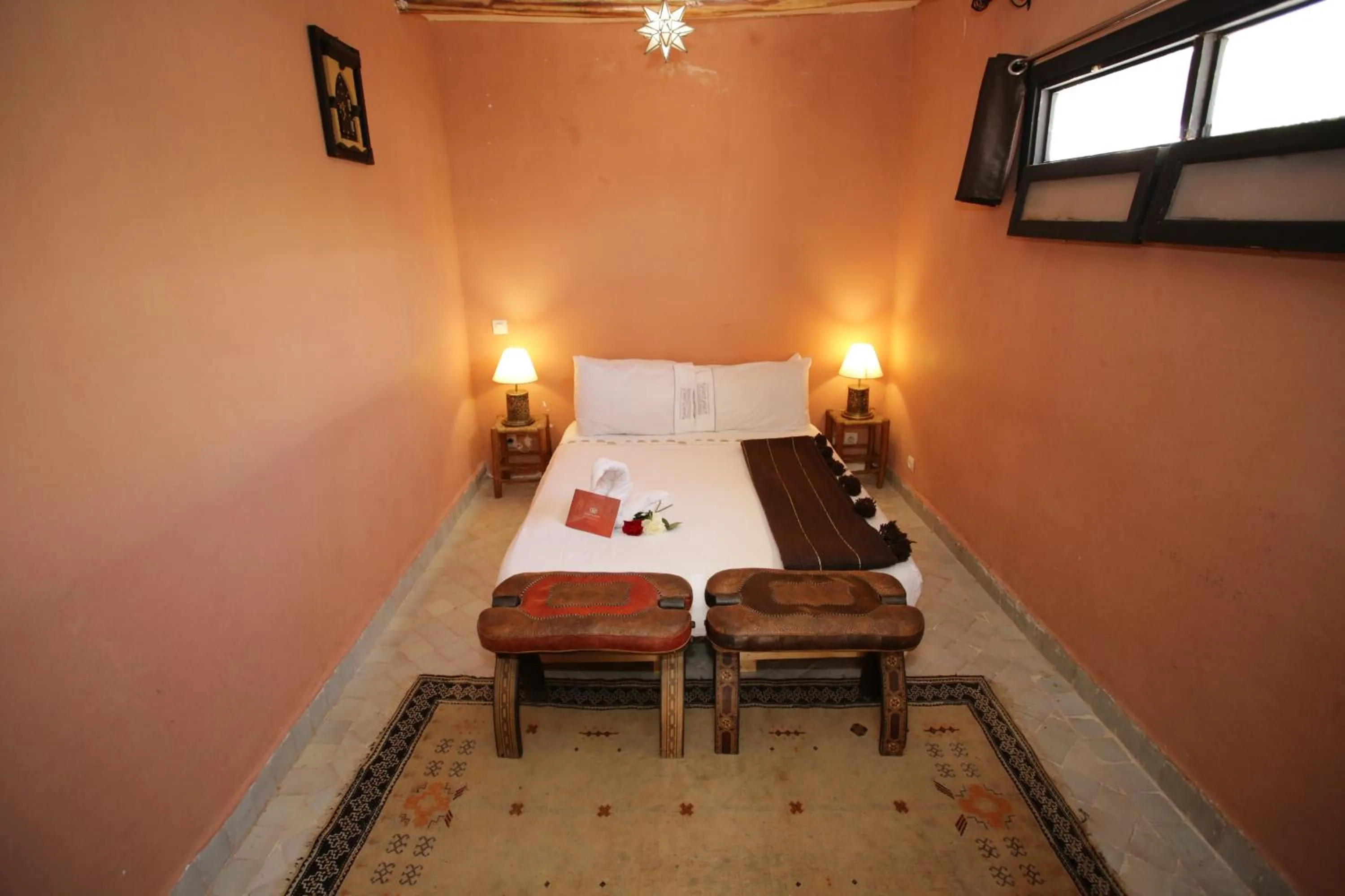 Bed in Riad white flowers