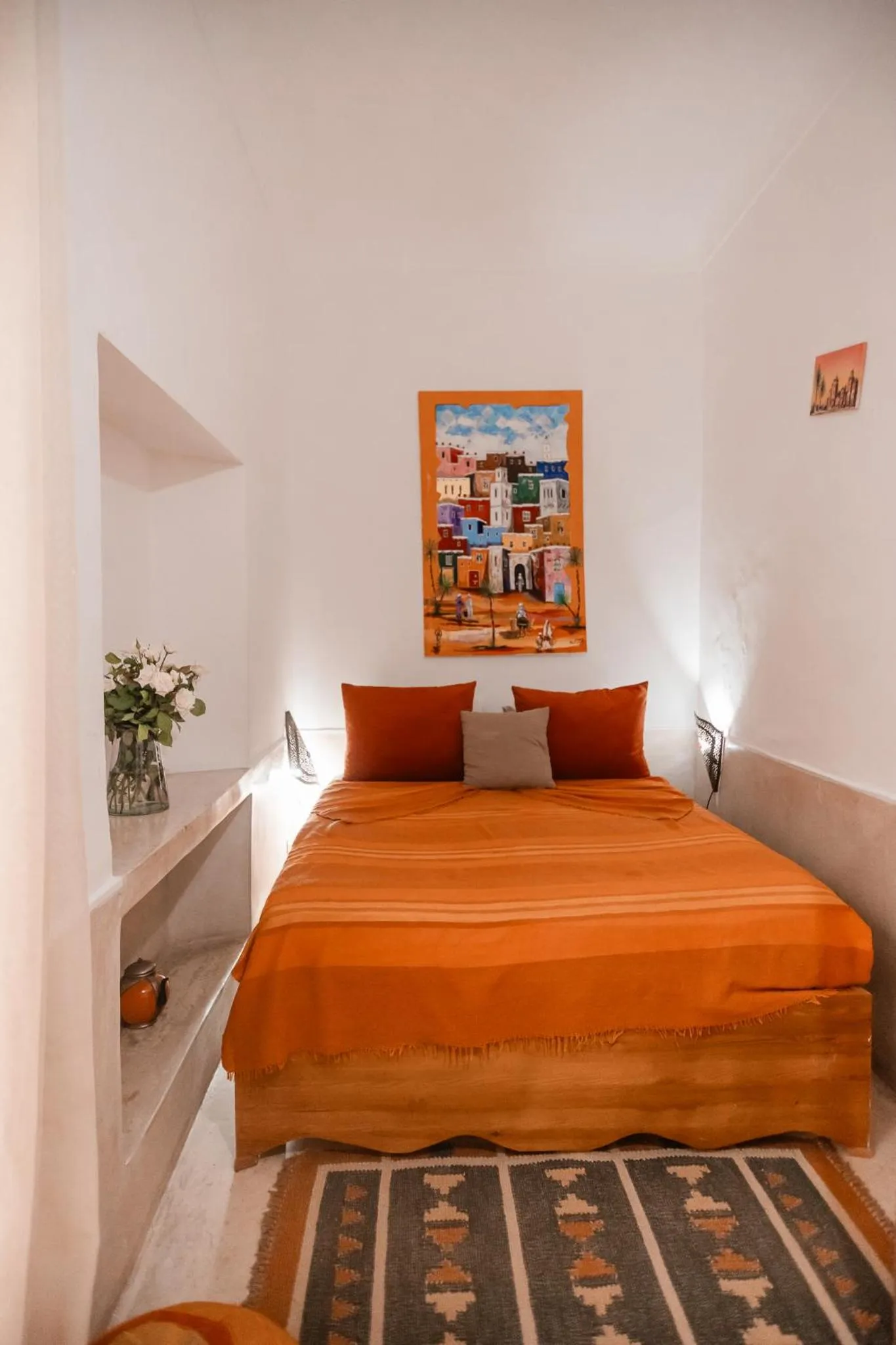 Bed in Riad white flowers