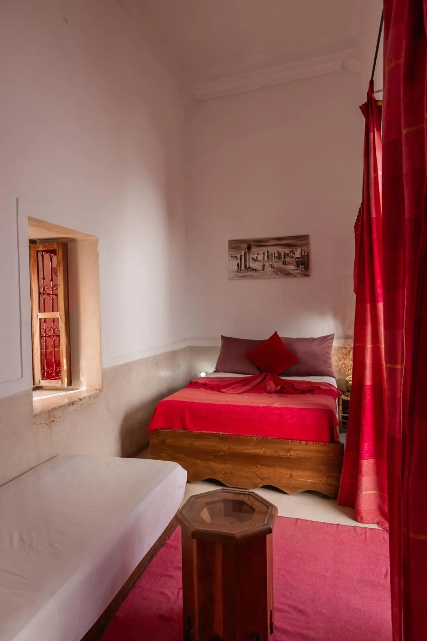 Bed in Riad white flowers