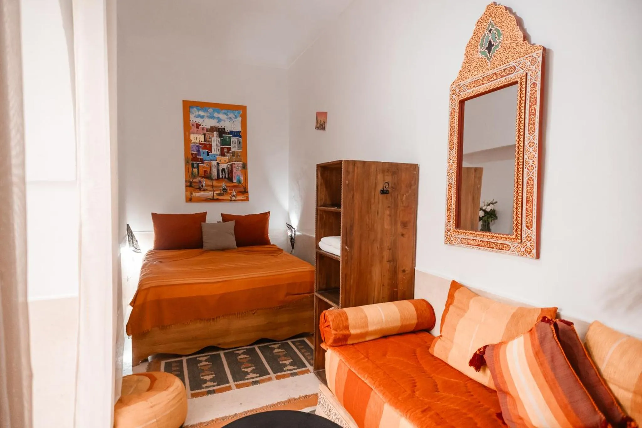 Bed in Riad white flowers