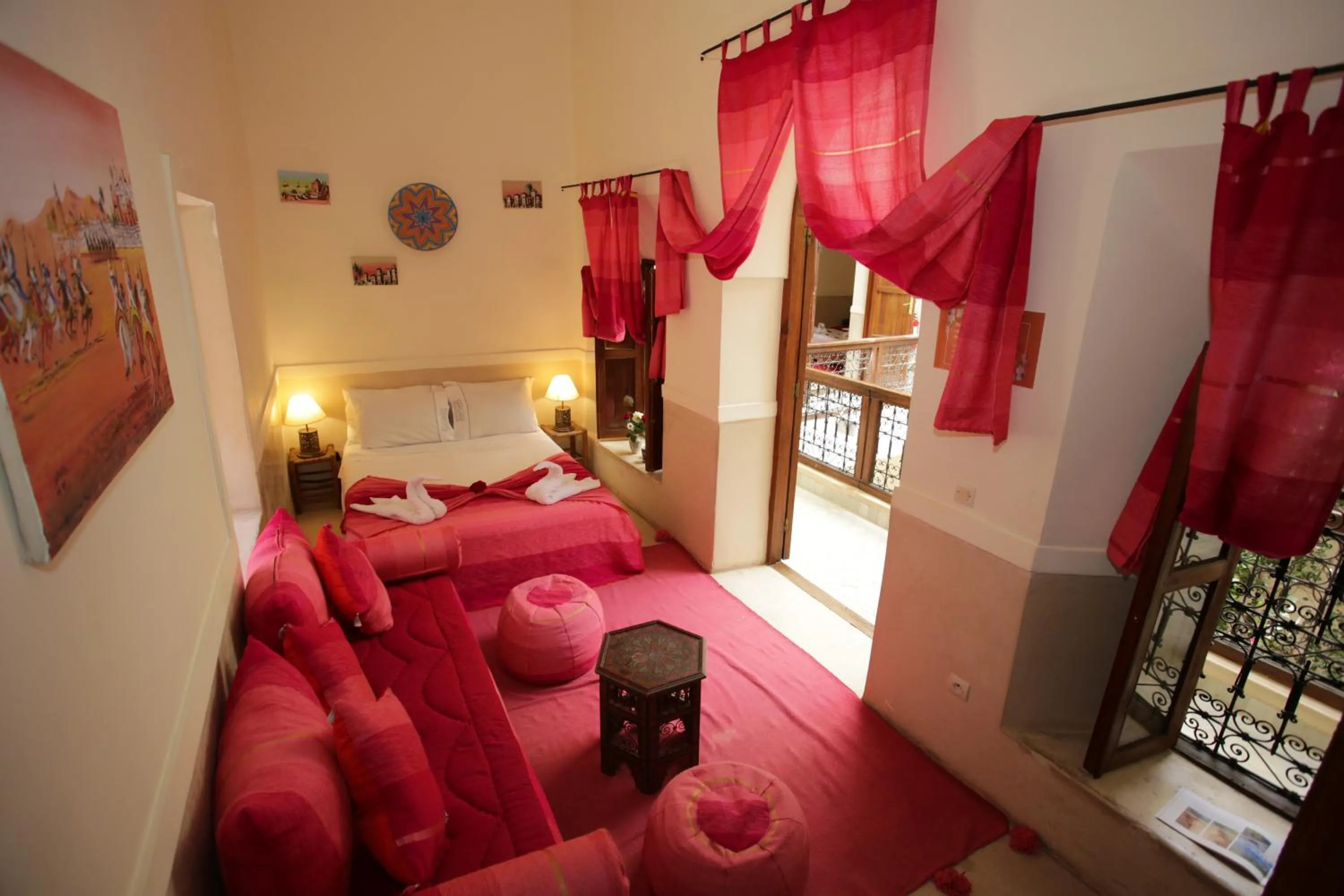 Bed in Riad white flowers