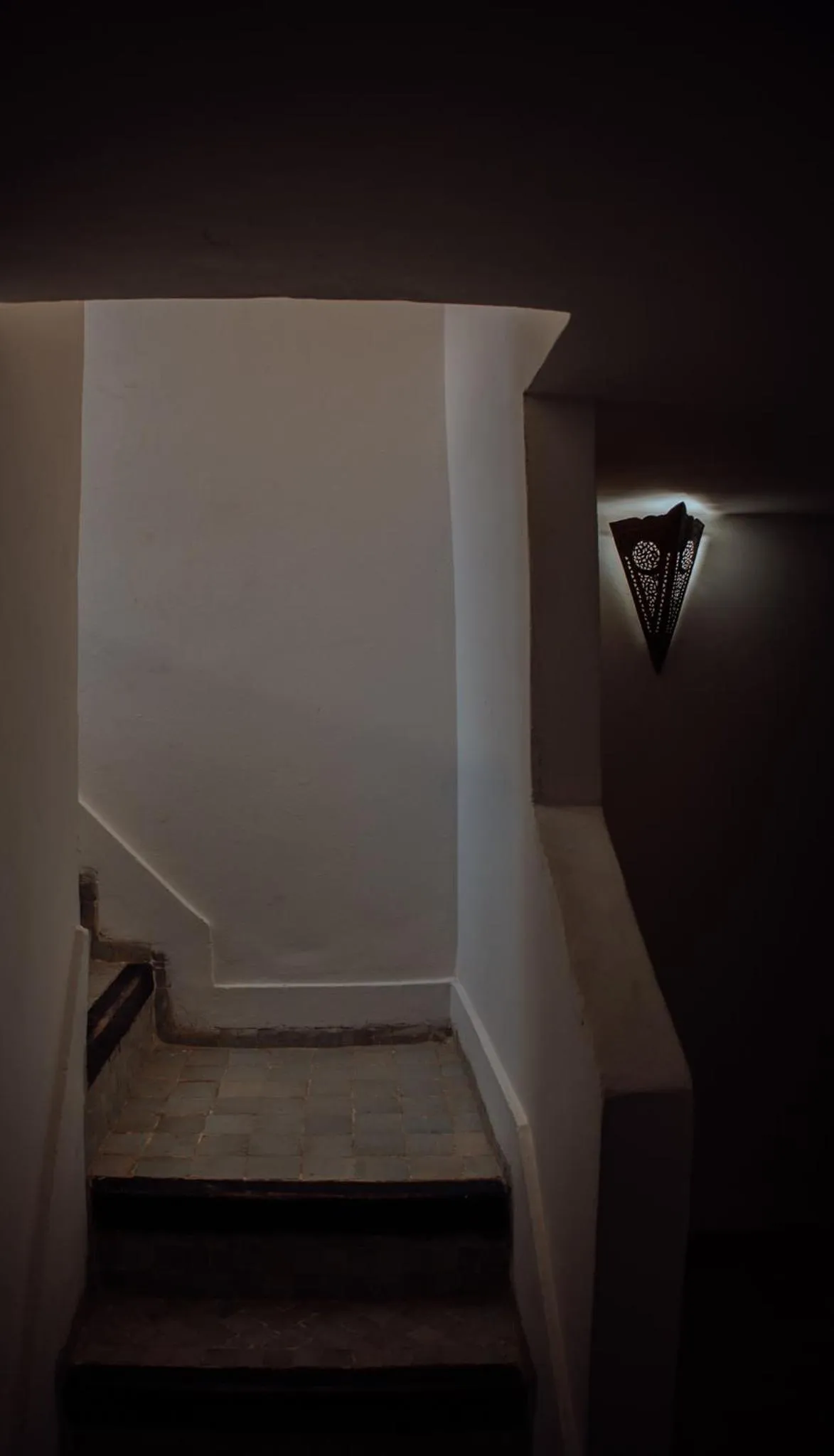 Bed in Riad white flowers