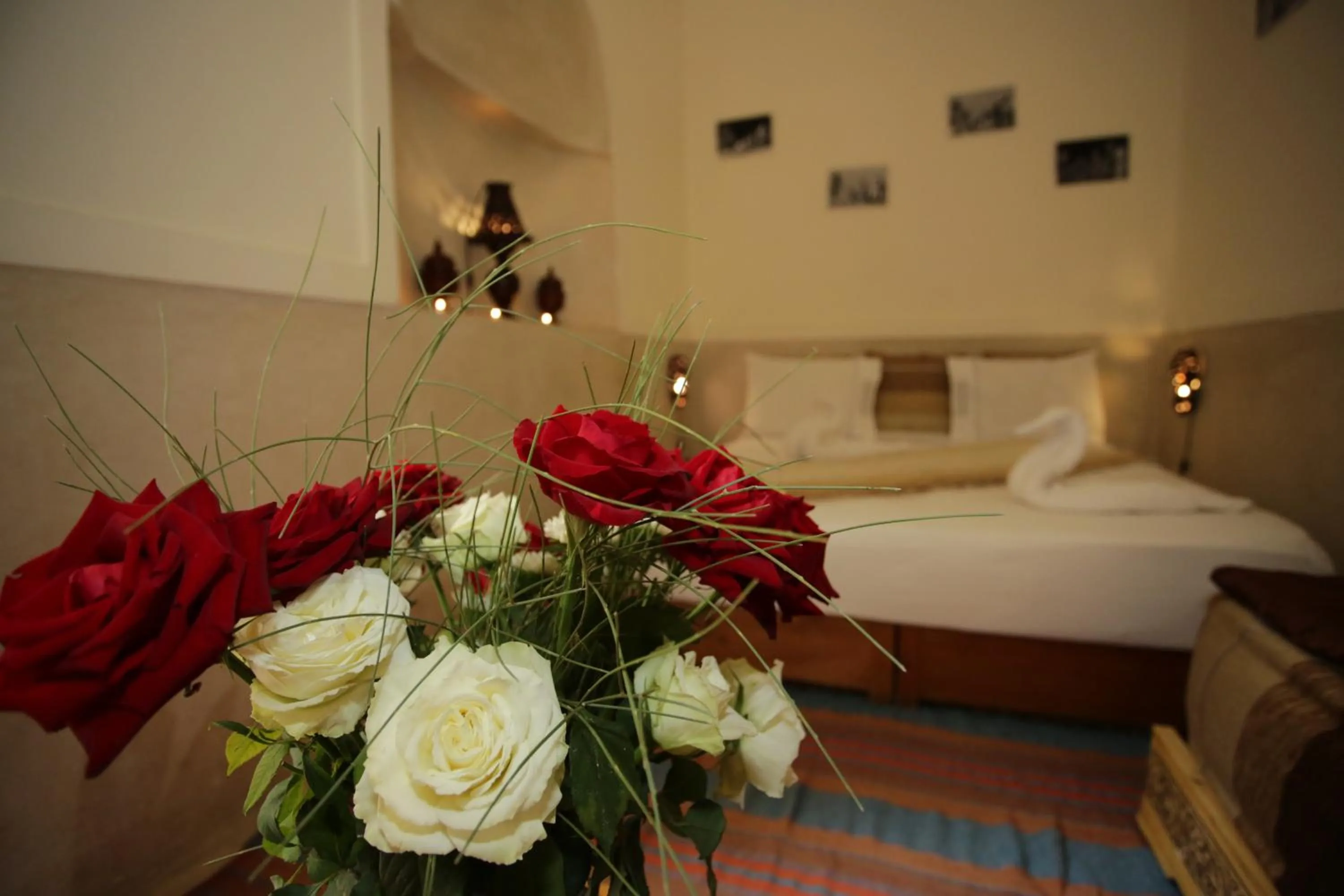Bed in Riad white flowers