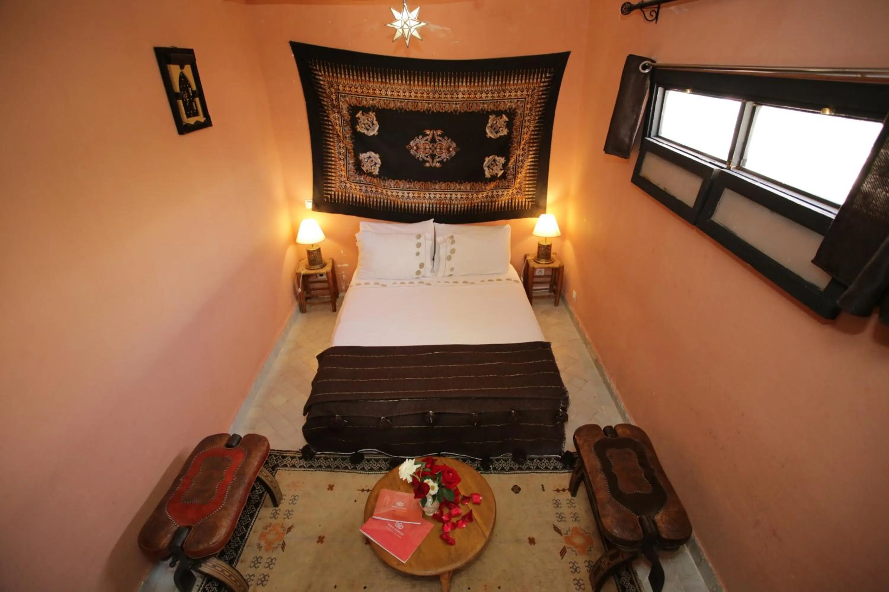 Bed in Riad white flowers