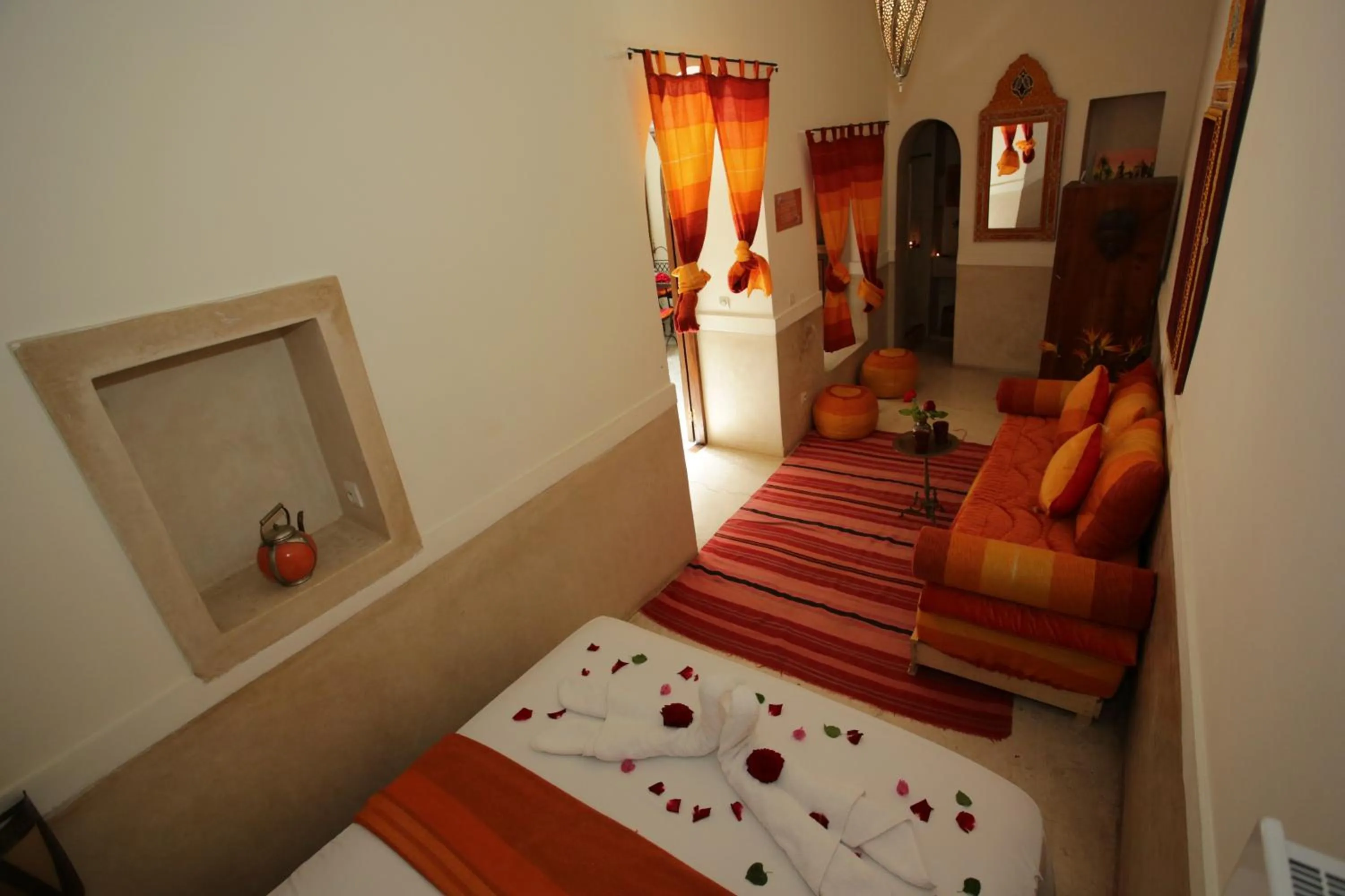 Bed in Riad white flowers