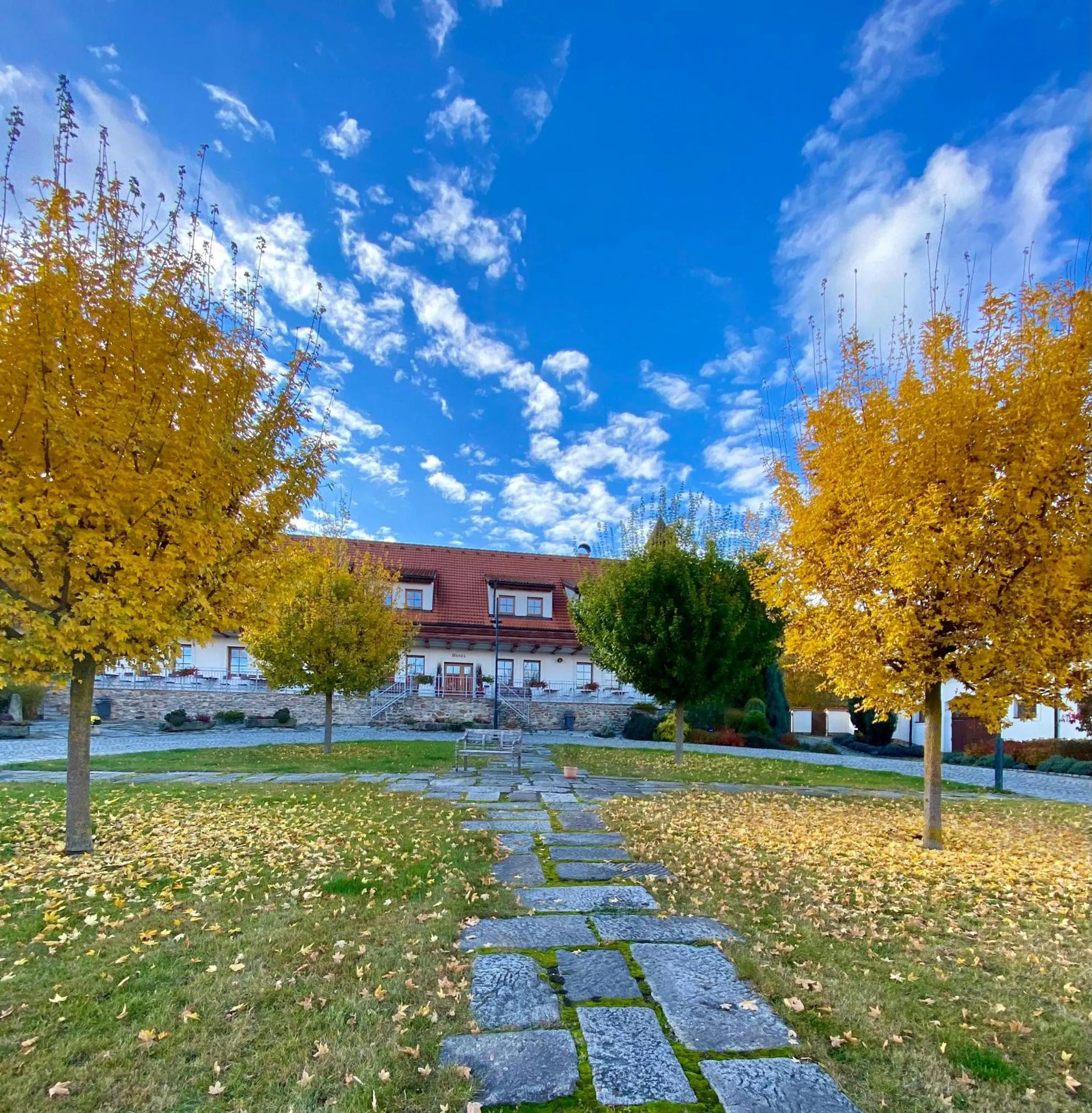 Hotelový a jezdecký areál Dvůr Krutěnice