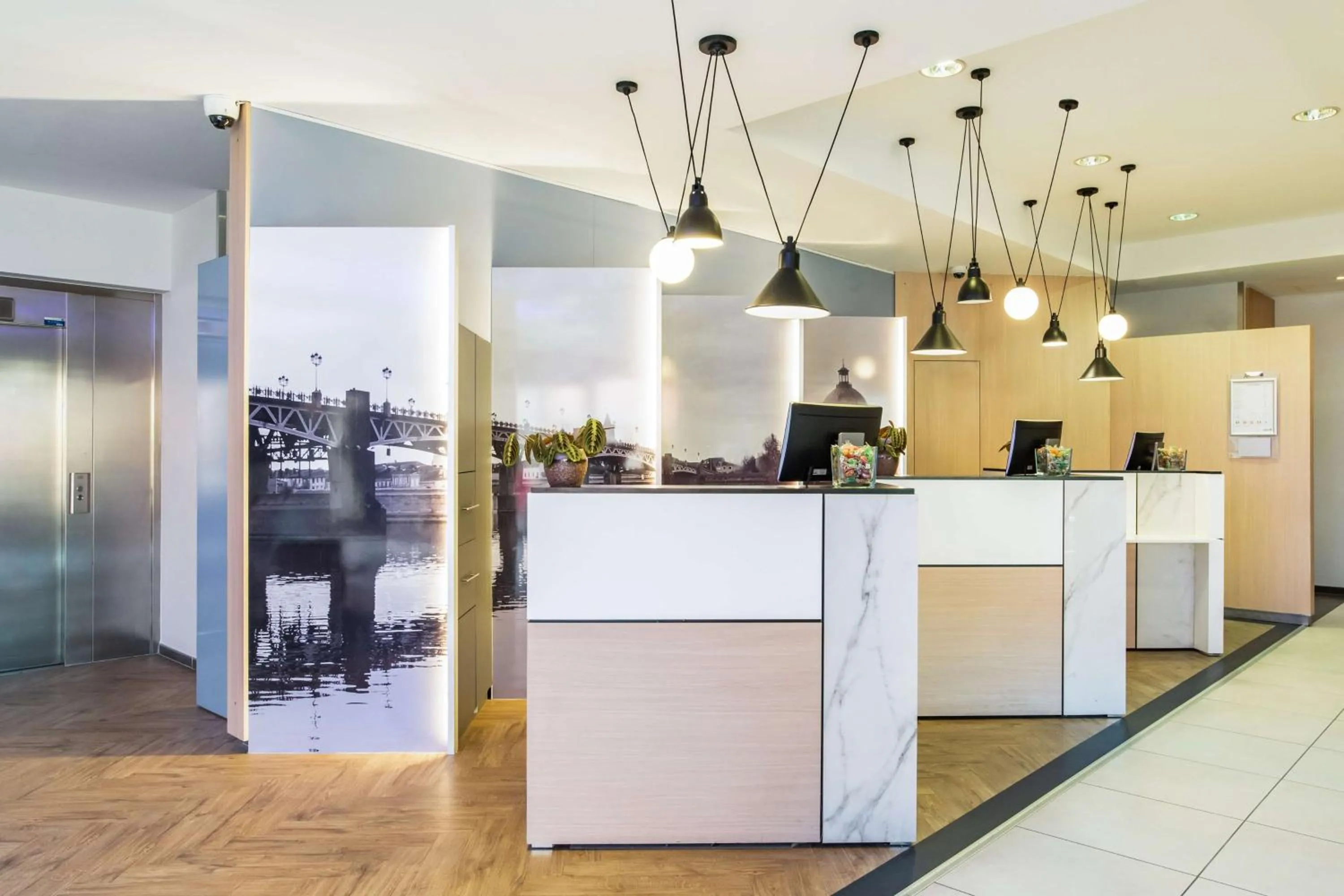Lobby or reception in Radisson Blu Hotel Toulouse Airport
