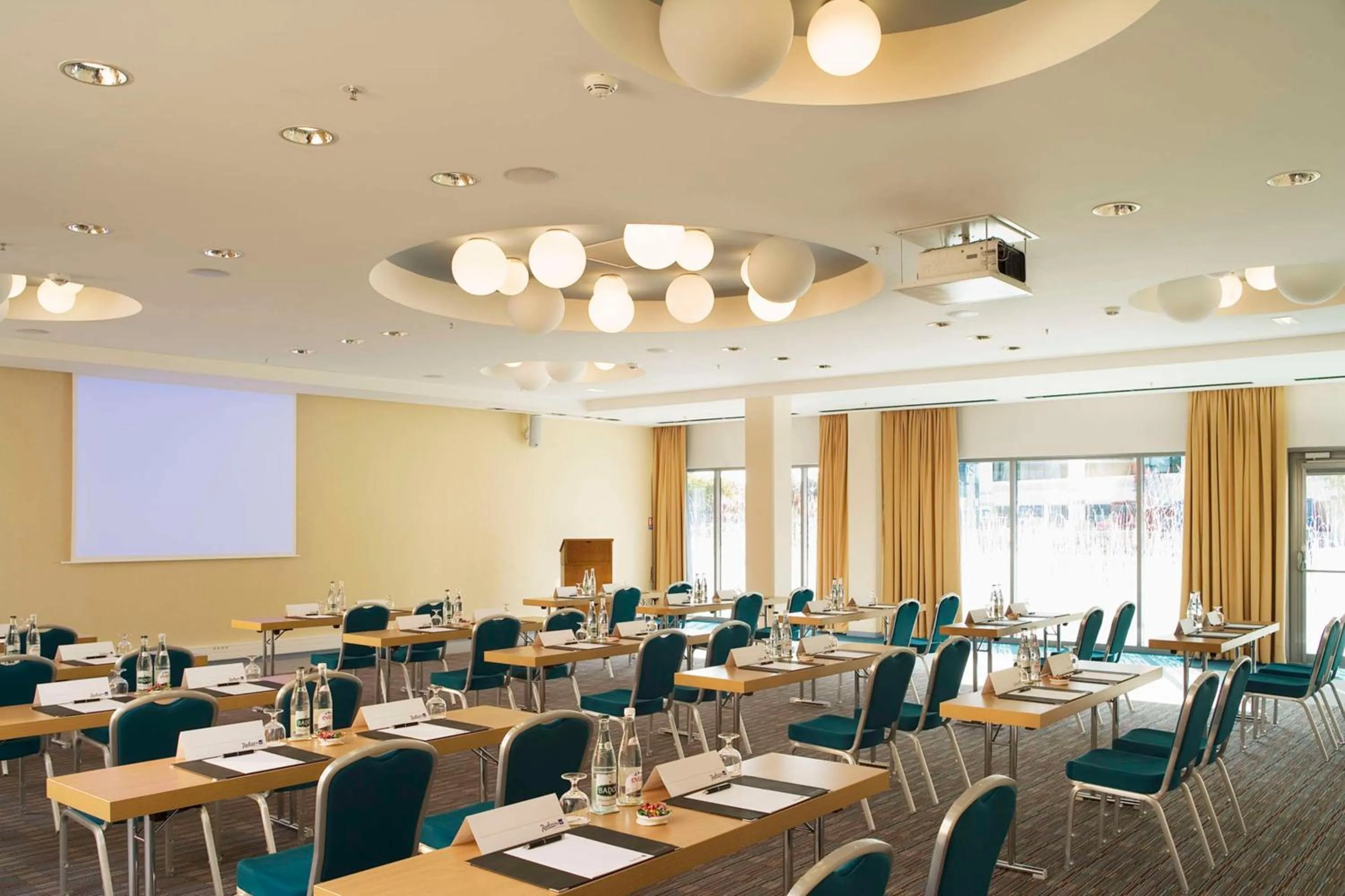 Meeting/conference room in Radisson Blu Hotel Toulouse Airport