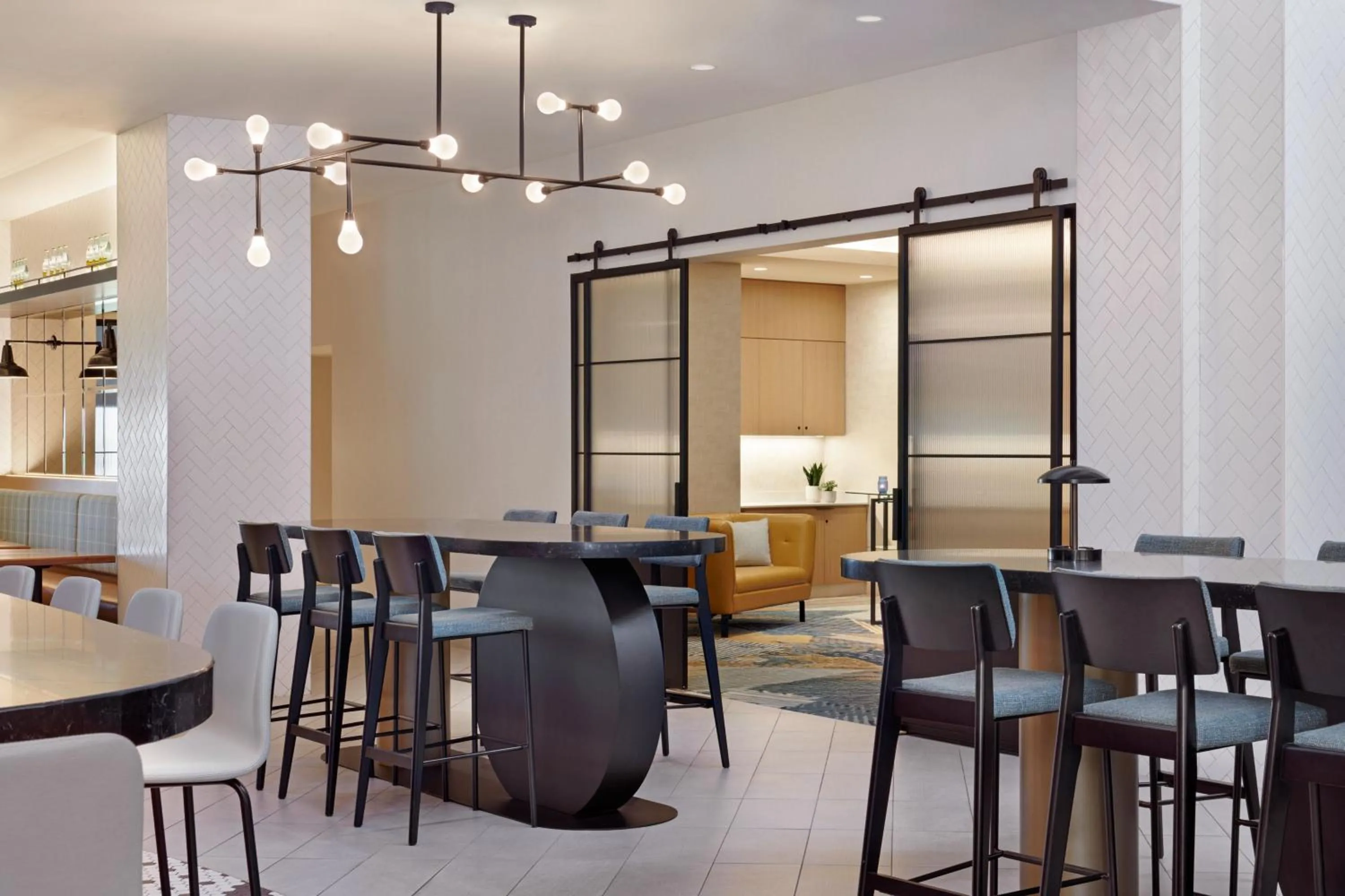 Lobby or reception in Delta Hotels Calgary Airport In-Terminal