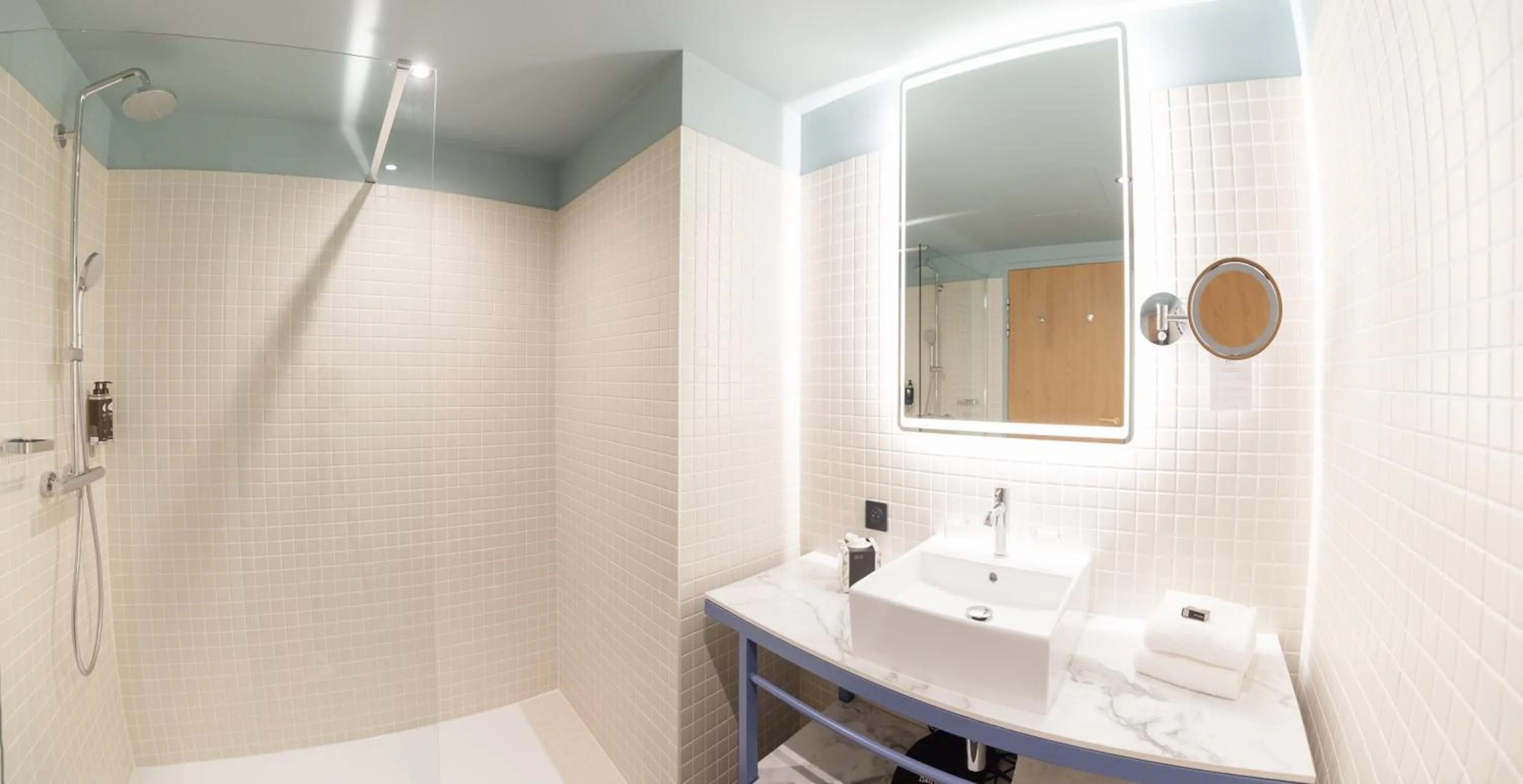 Bathroom in KOPSTER Hotel Residence Paris Ouest Colombes