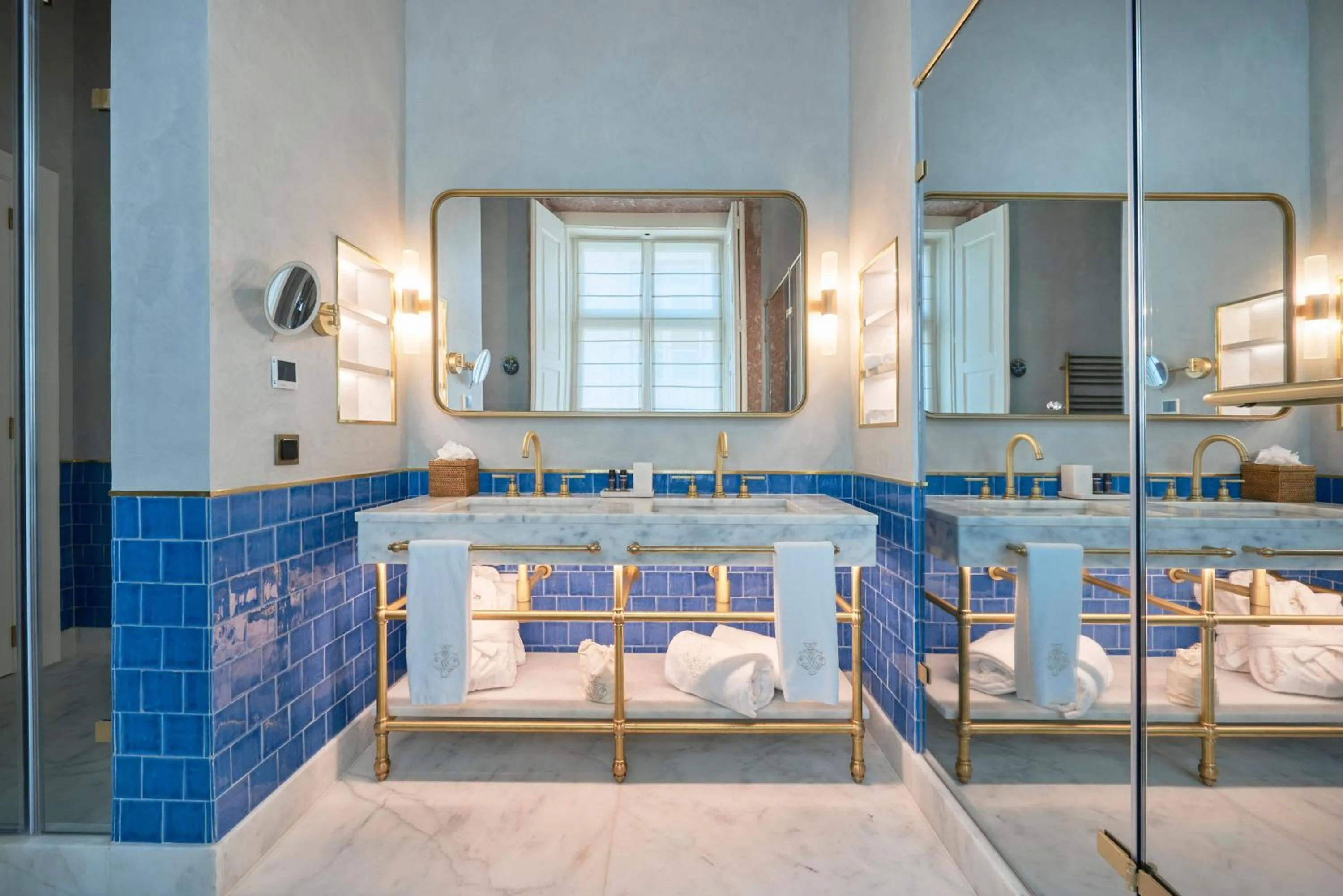 Bathroom, Bed in Palácio Ludovice Wine Experience Hotel