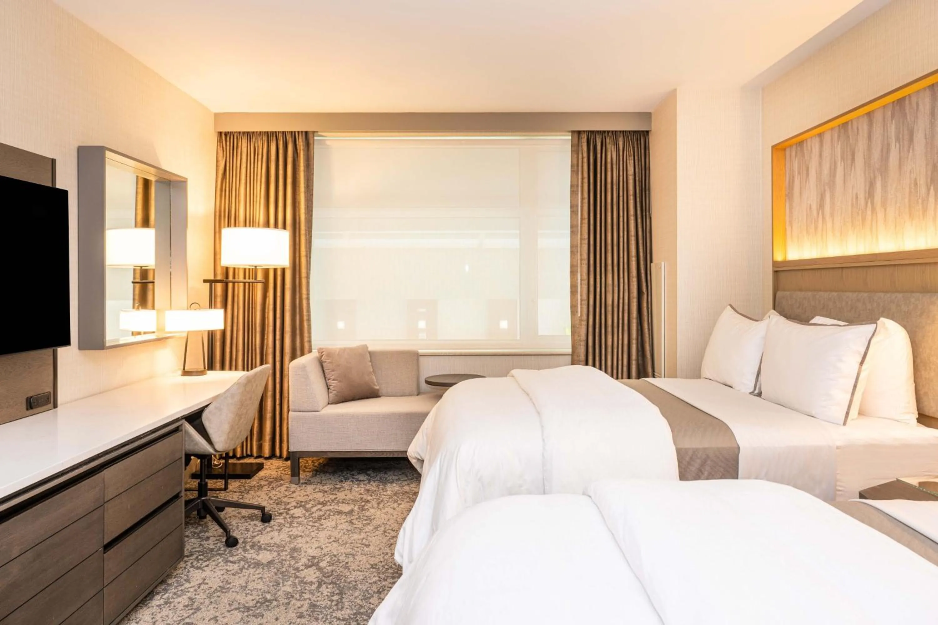 Photo of the whole room, Bed in The Westin Chicago Lombard