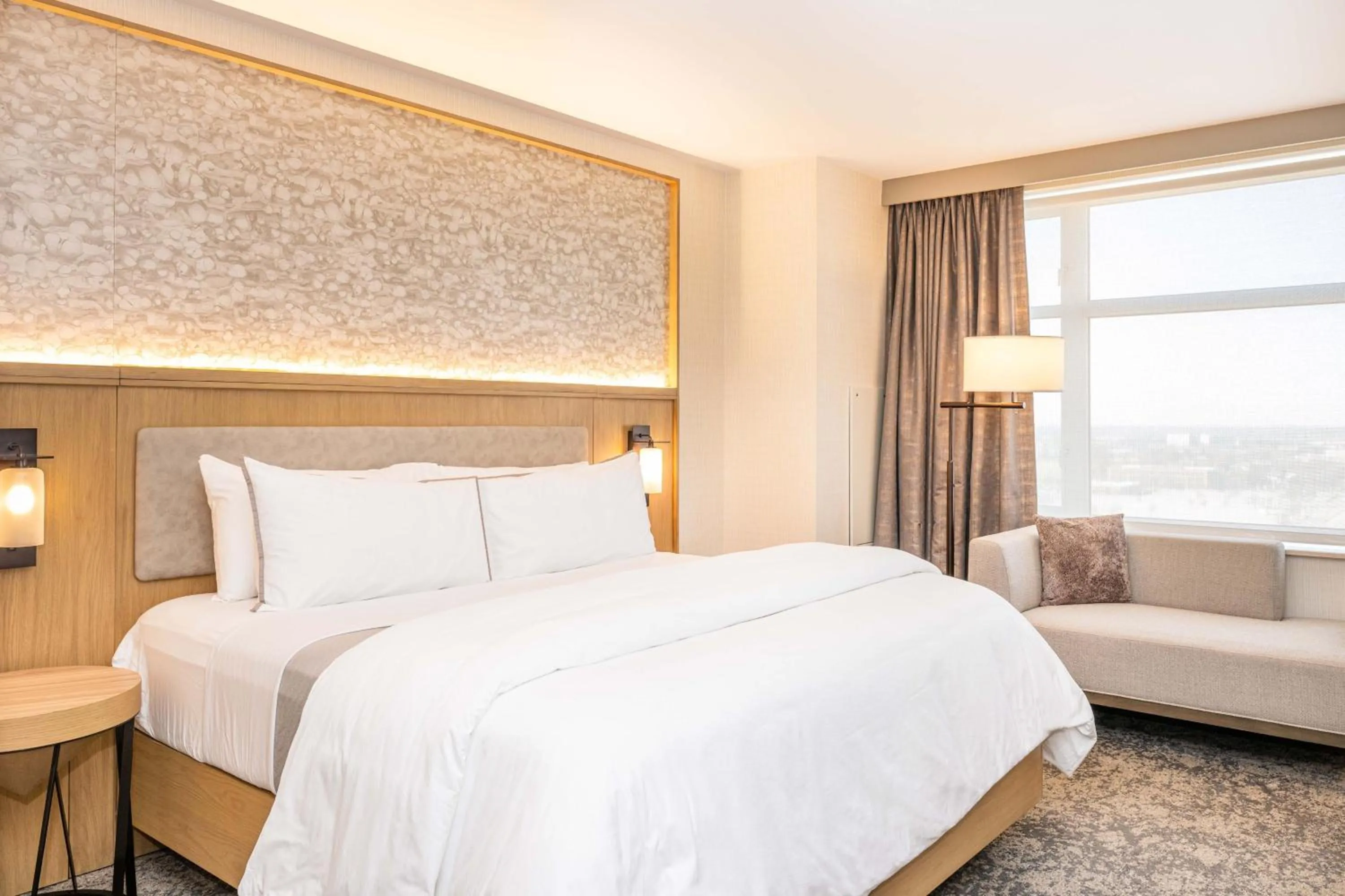 Photo of the whole room, Bed in The Westin Chicago Lombard