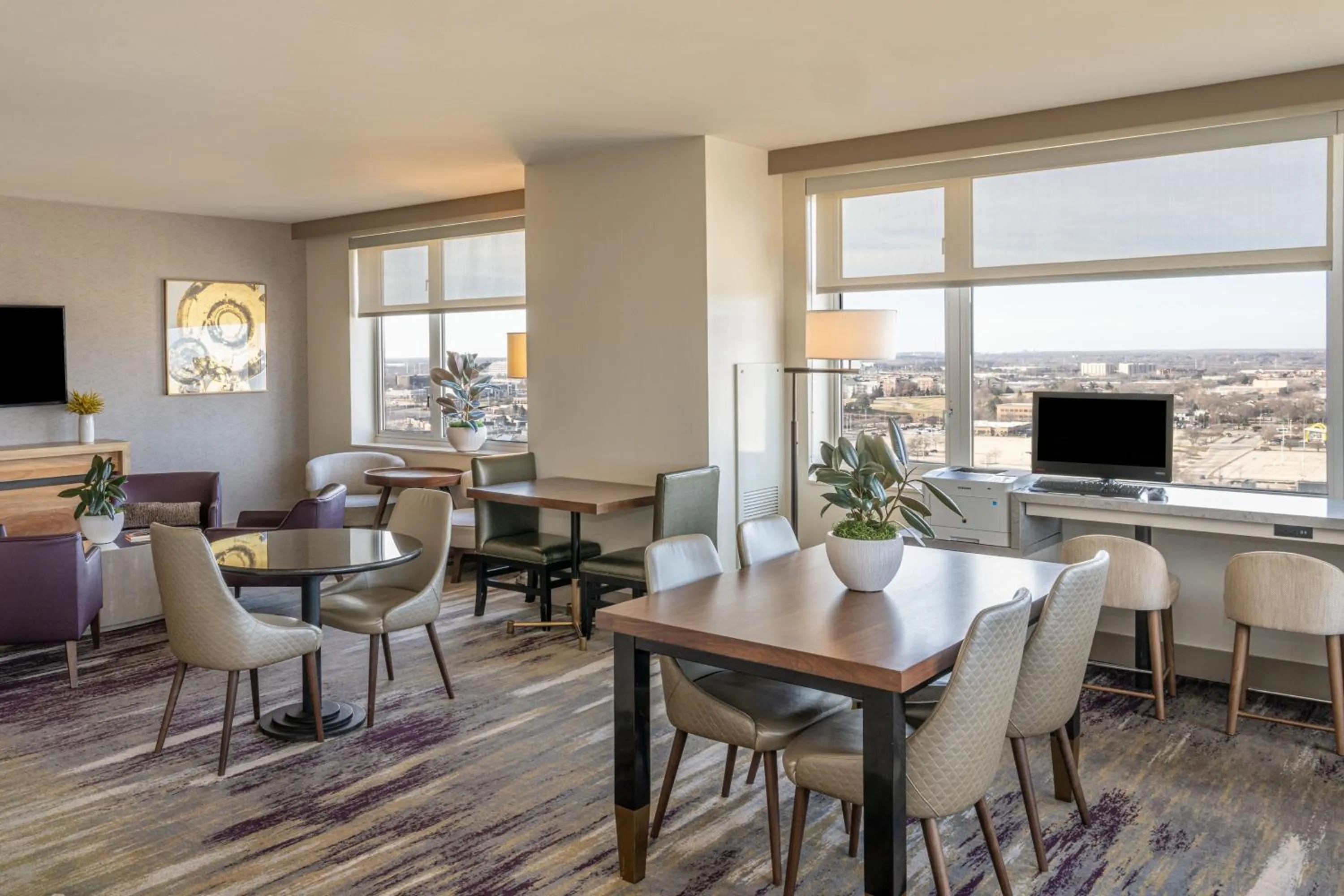 Lounge or bar in The Westin Chicago Lombard