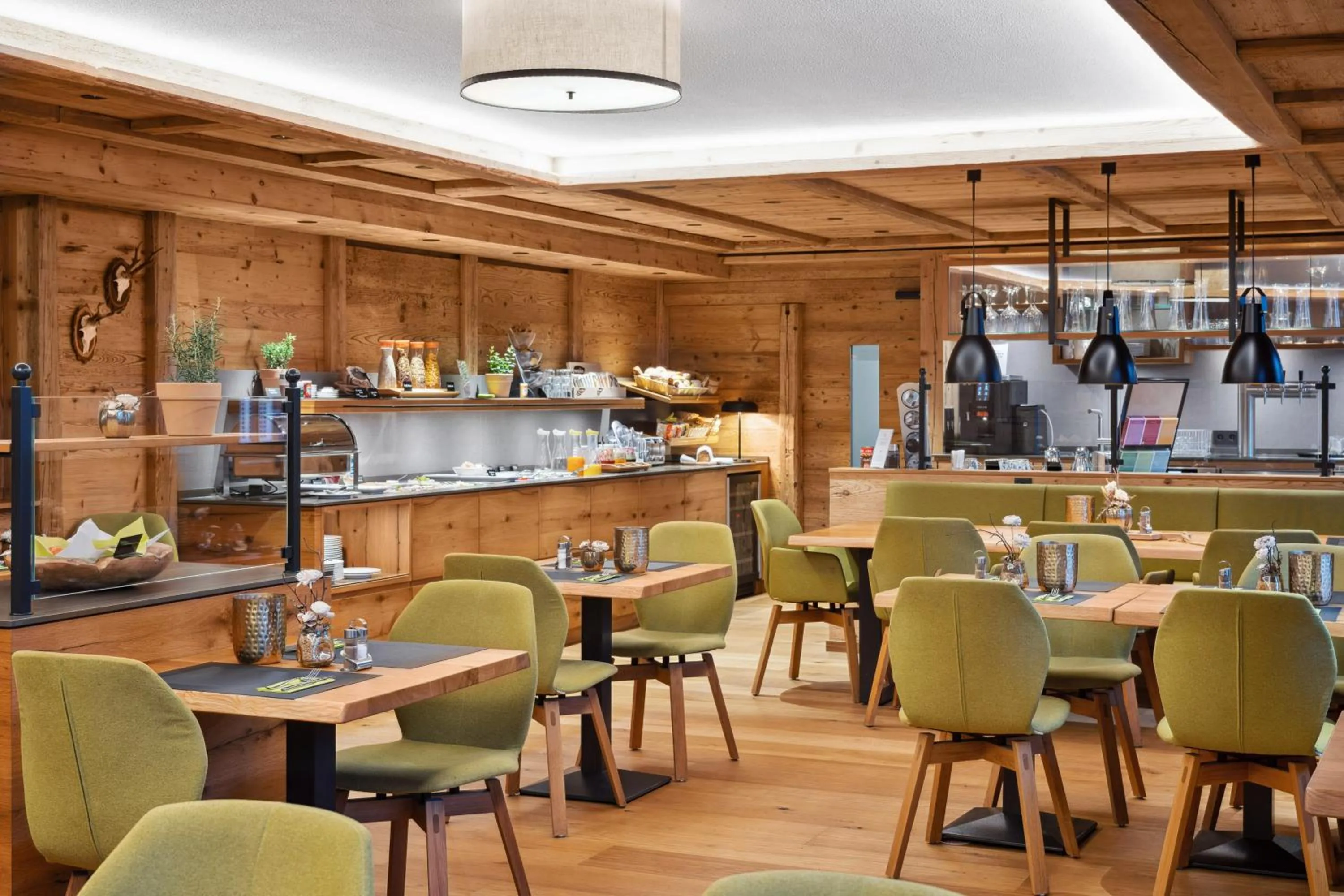 Restaurant/places to eat in Hotel Zeppelin