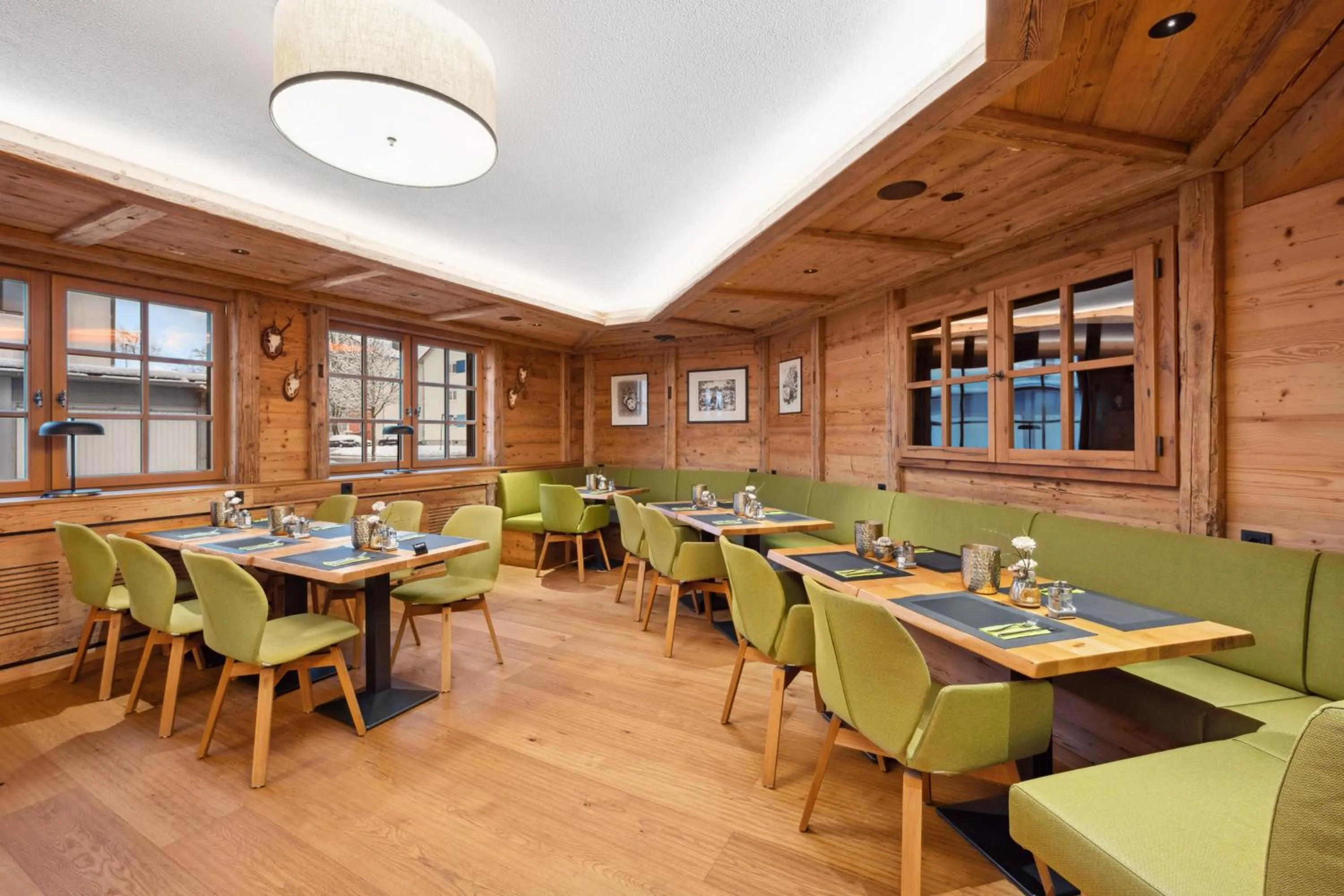 Restaurant/places to eat in Hotel Zeppelin