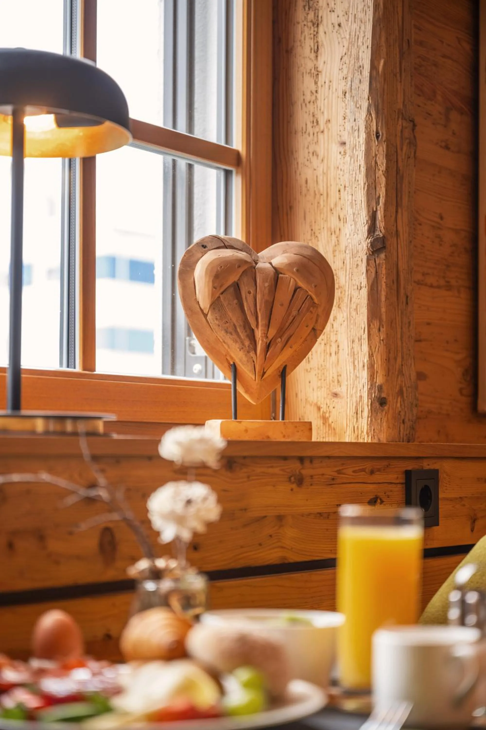 Restaurant/places to eat in Hotel Zeppelin