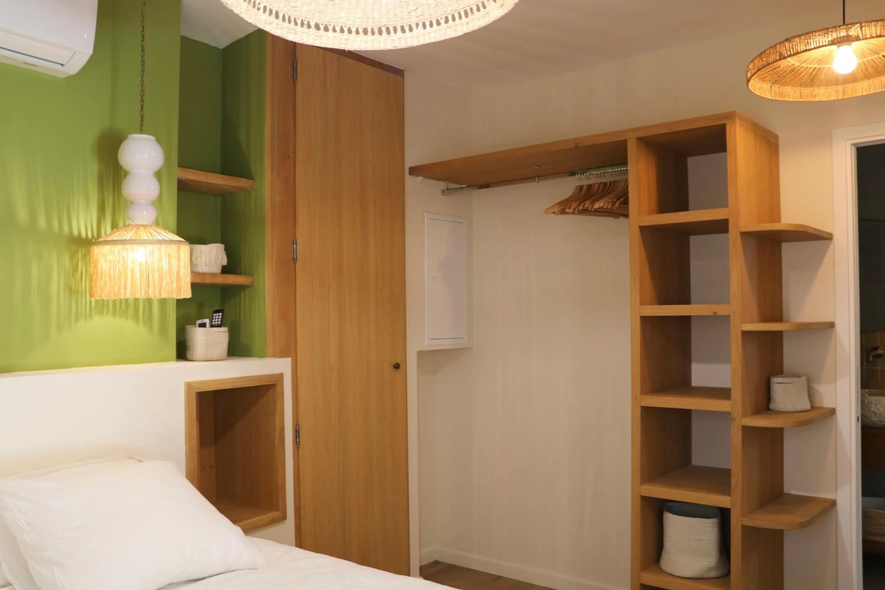 wardrobe, Bed in A Pasturella