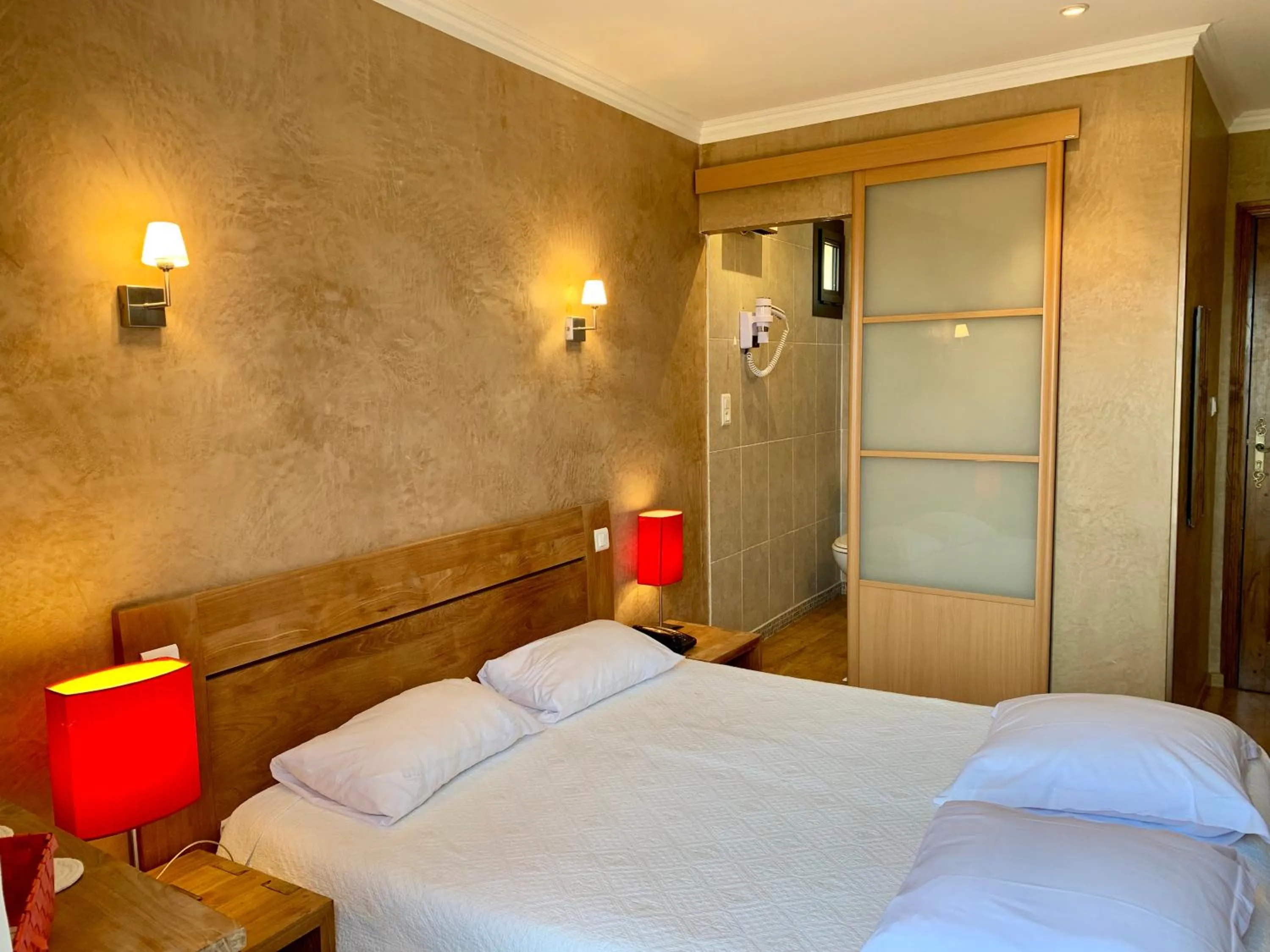 Shower, Bed in A Pasturella