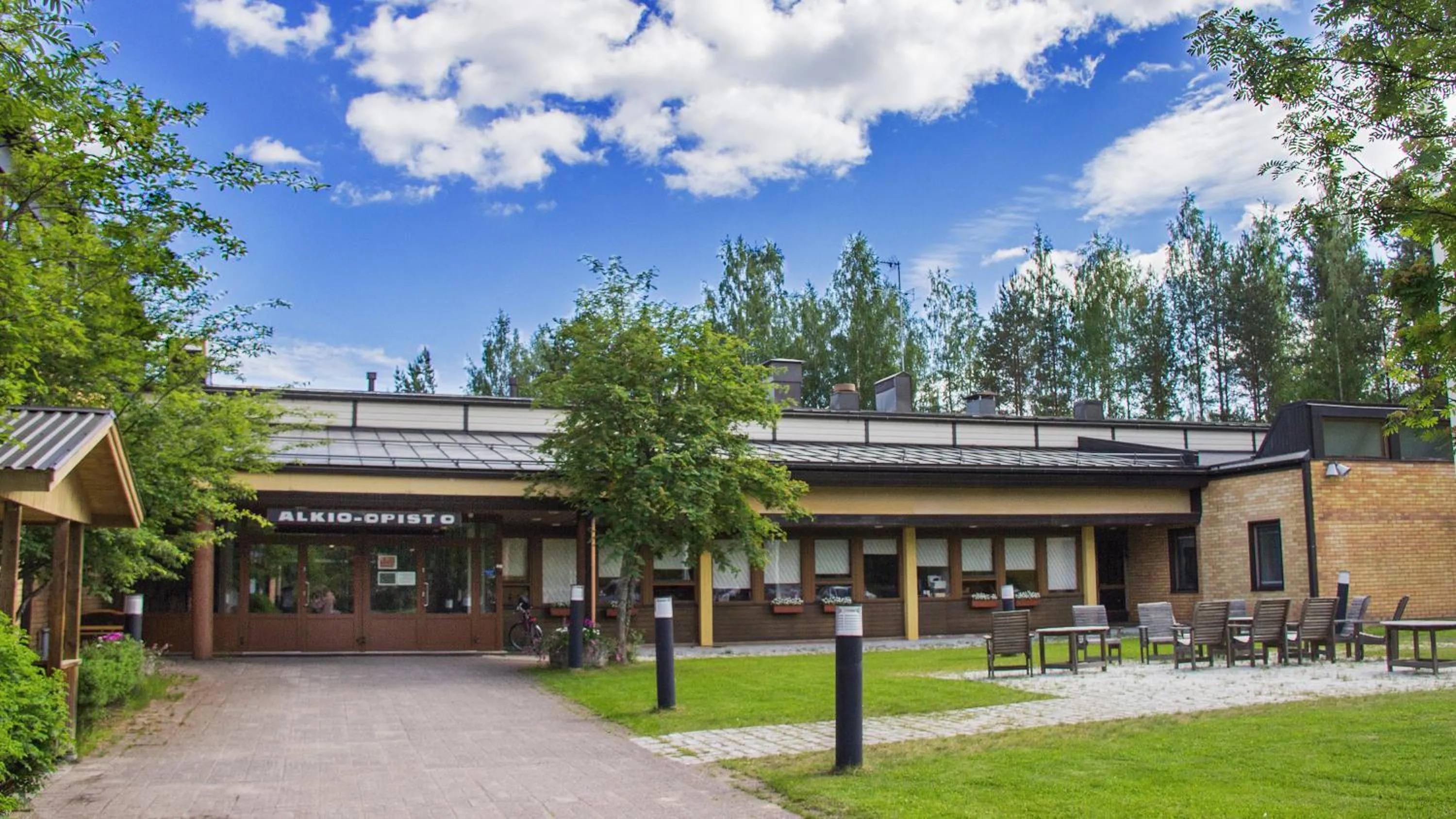 Facade/entrance in Summer Hotel Tähtelä, Alkio-opisto