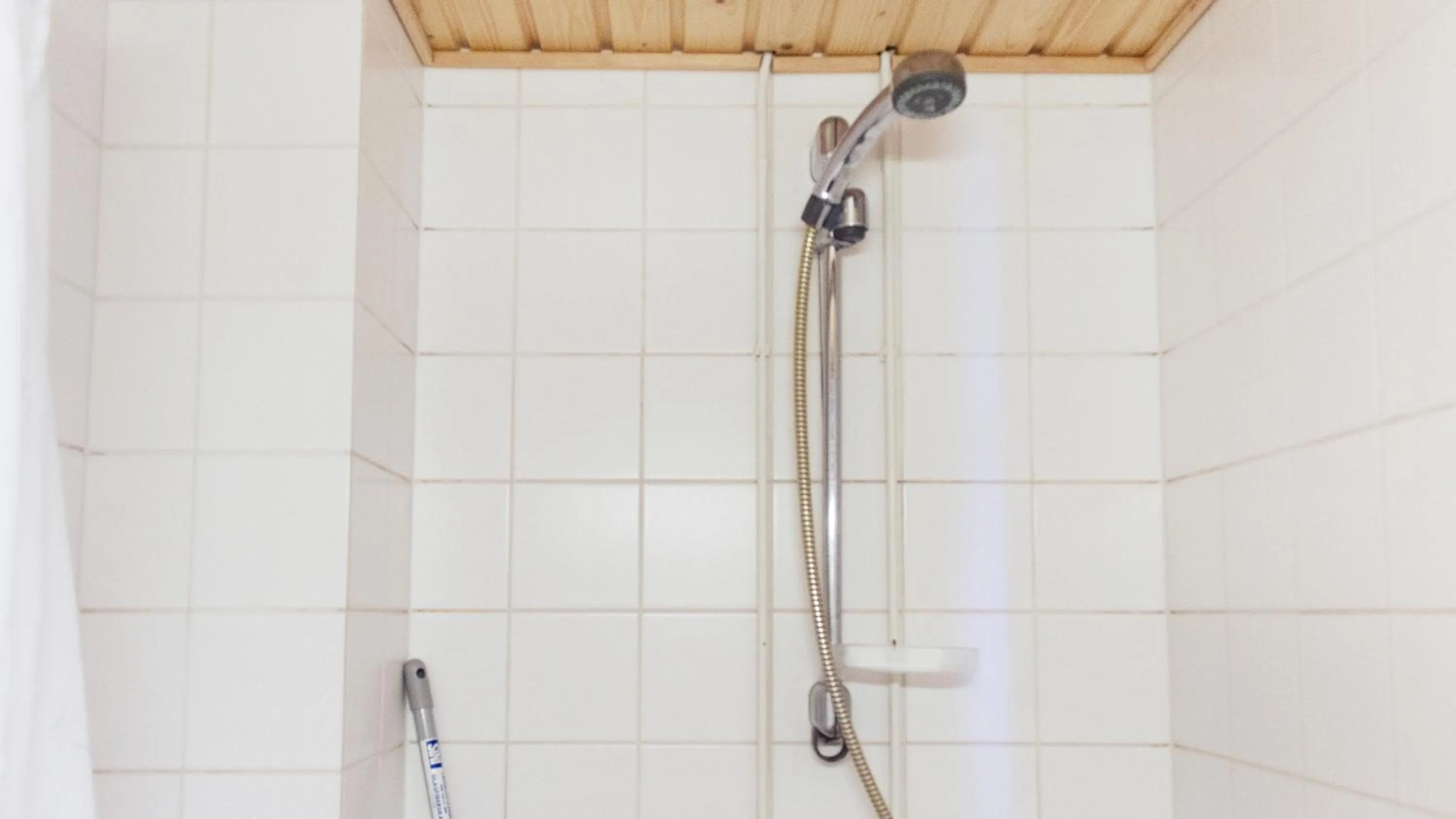 Shower in Summer Hotel Tähtelä, Alkio-opisto