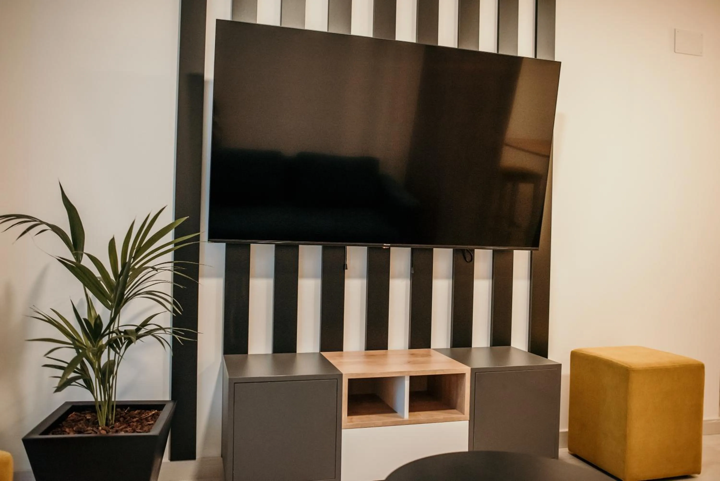 Communal lounge/ TV room in Hotel Lux Melide