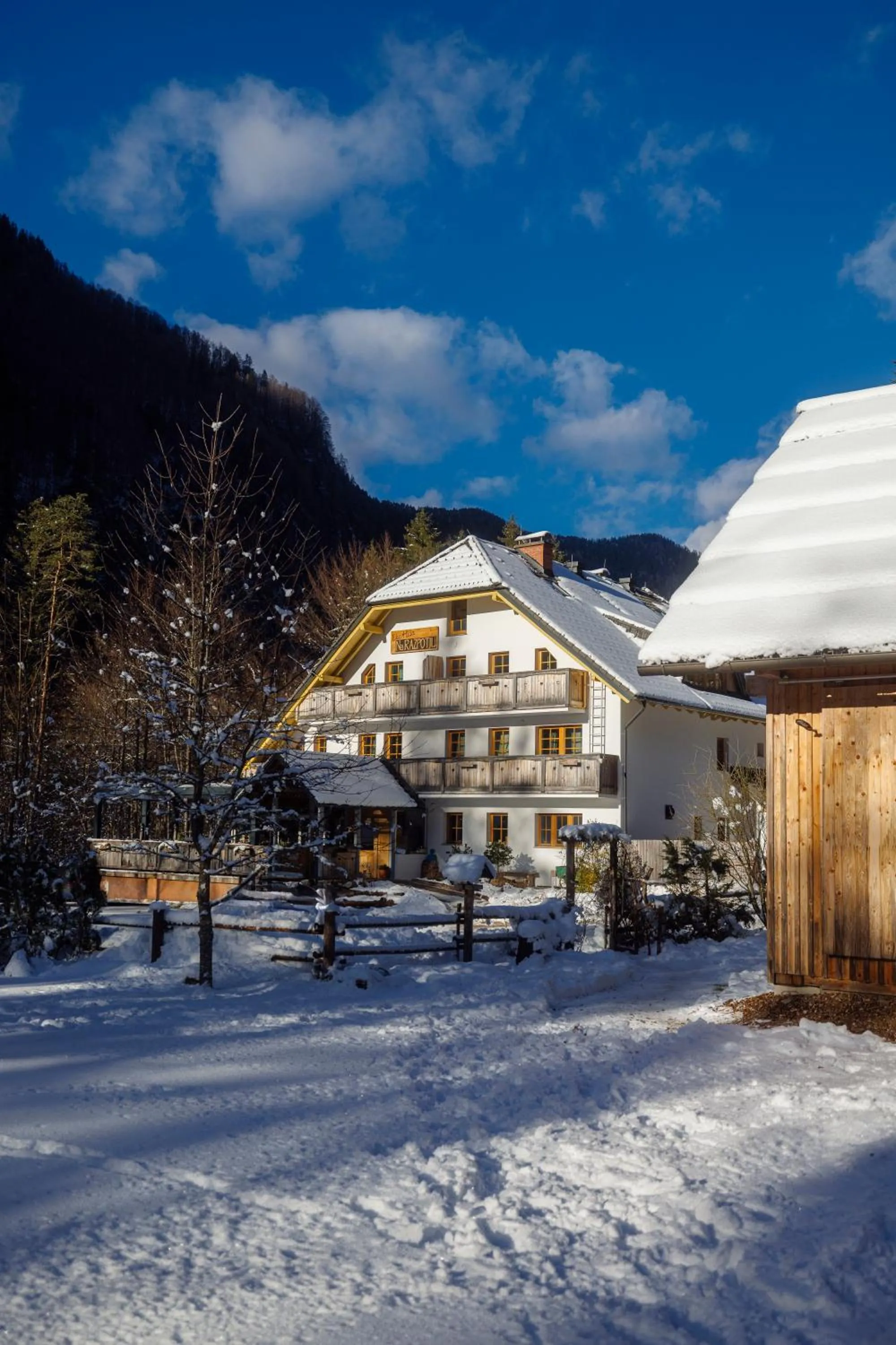 Property building in Eko hiša-Eco House Na razpotju