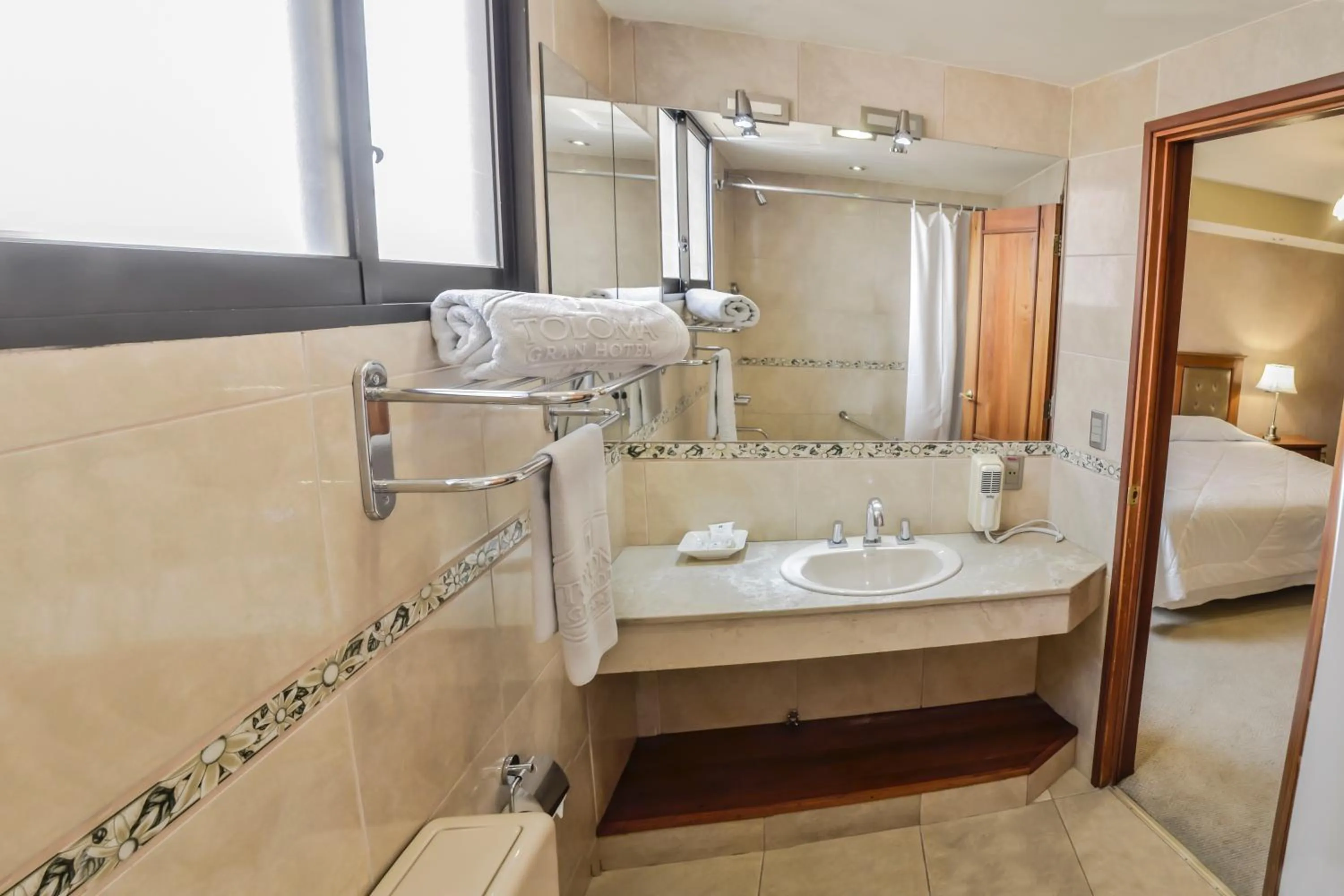 Toilet, Bed in Gran Hotel Toloma